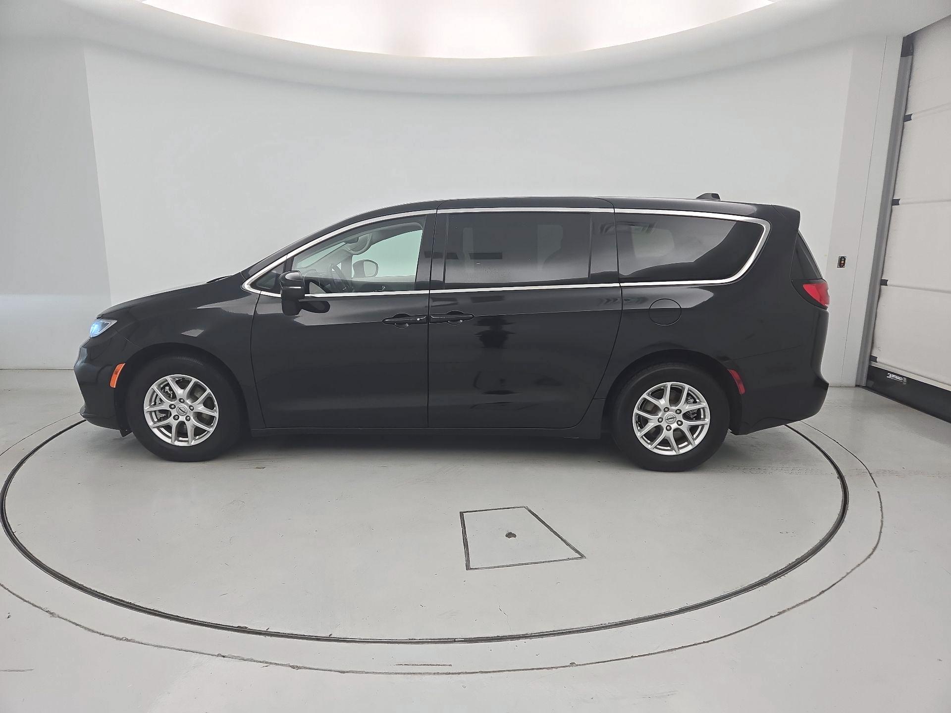 Thumbnail: 2023 Chrysler Pacifica - 4