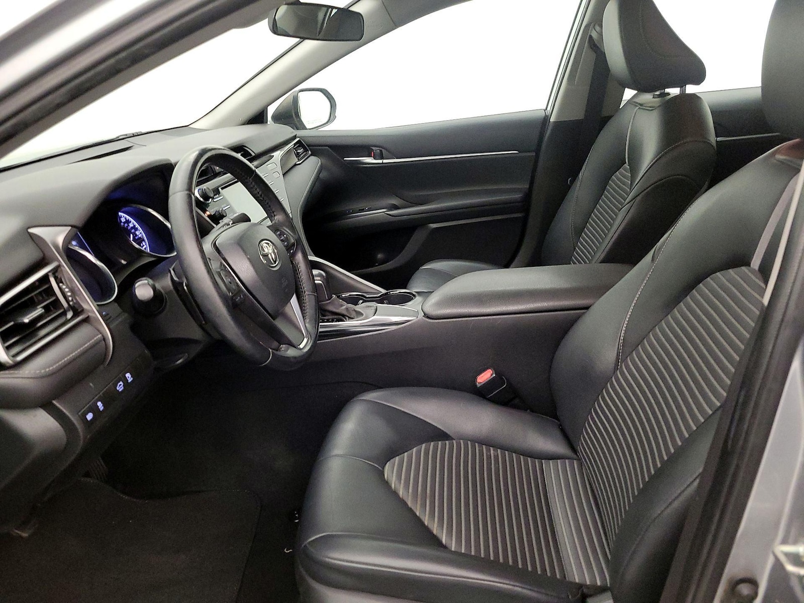 2020 Toyota Camry SE - Photo 12