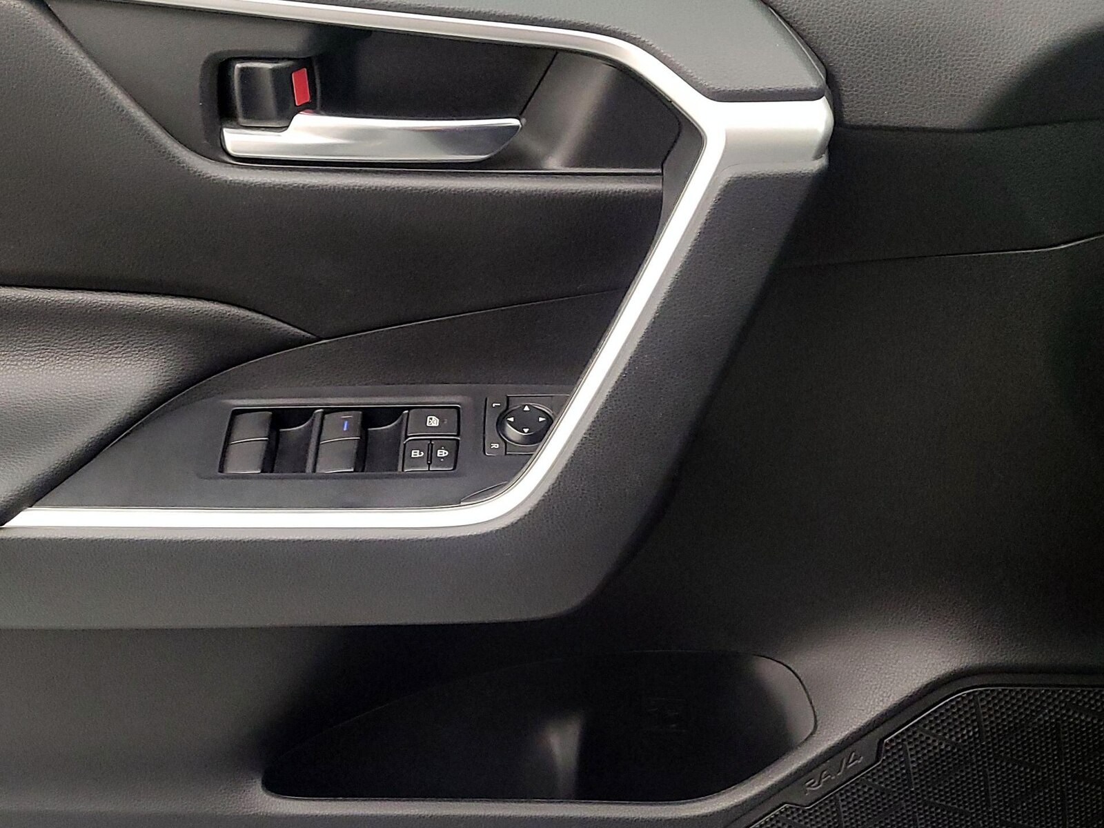2020 Toyota RAV4 XLE - Photo 13