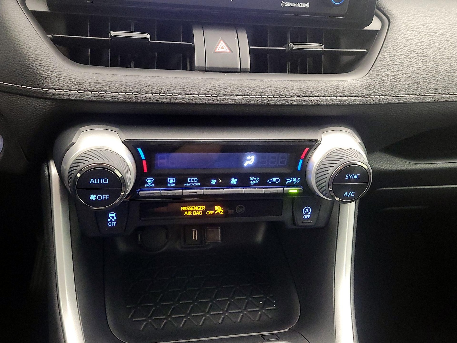 2020 Toyota RAV4 XLE - Photo 17