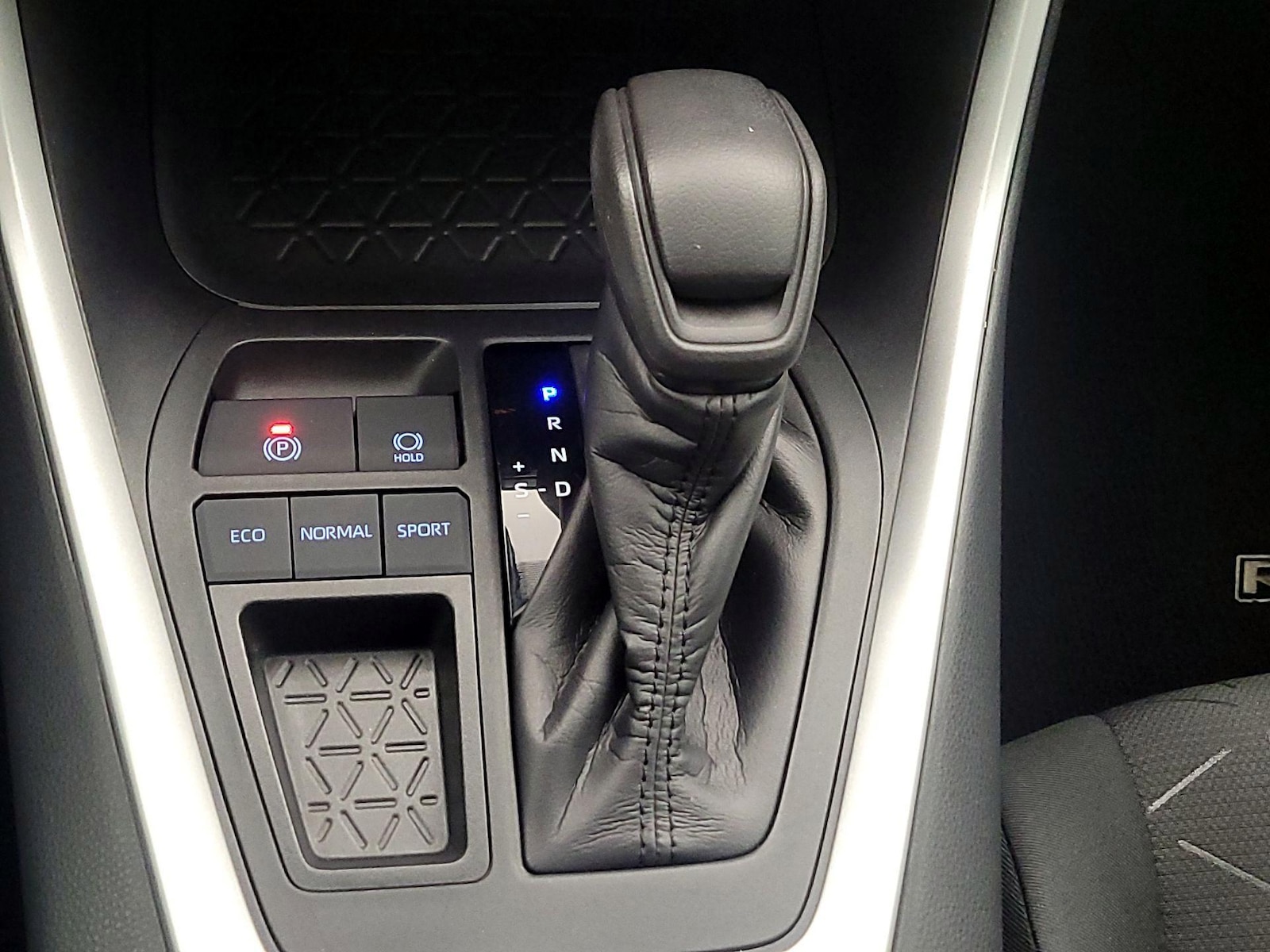 2020 Toyota RAV4 XLE - Photo 18