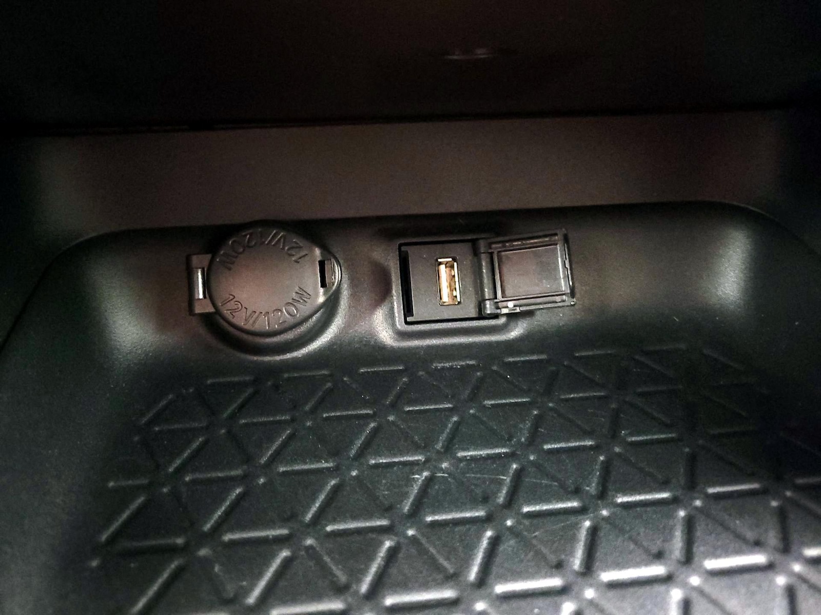 2020 Toyota RAV4 XLE - Photo 19