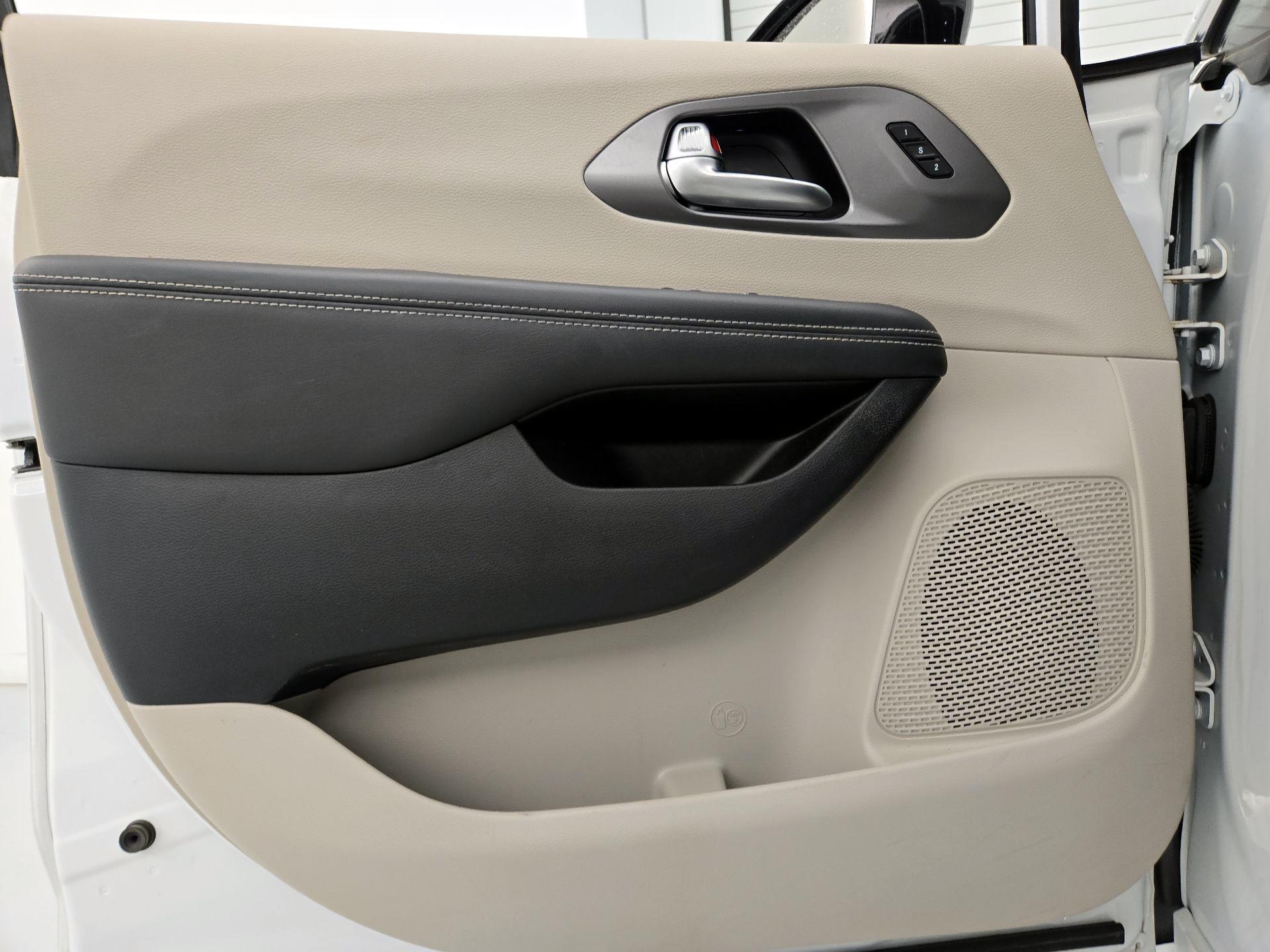Thumbnail: 2024 Chrysler Pacifica - 10