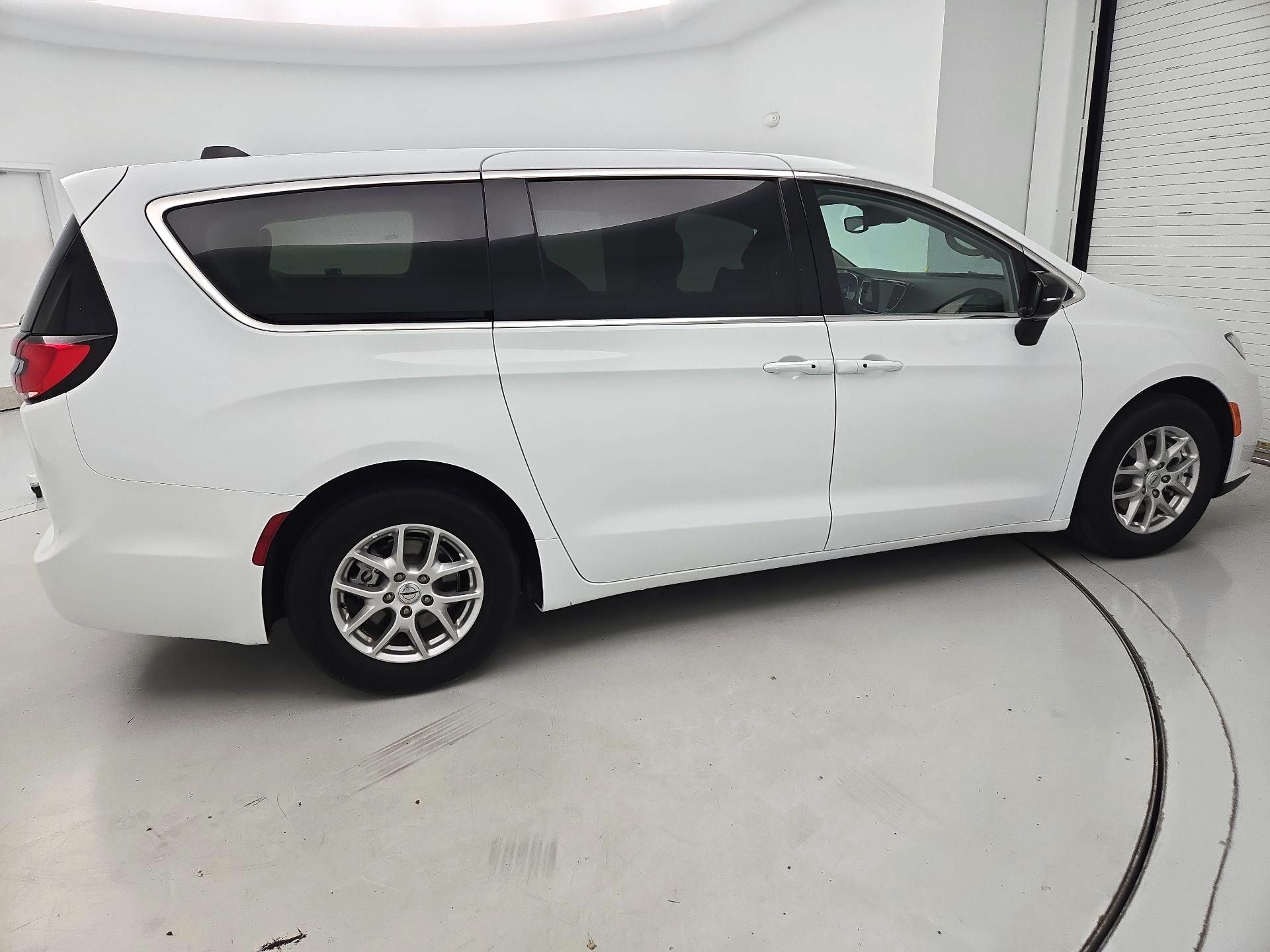 Thumbnail: 2024 Chrysler Pacifica - 4