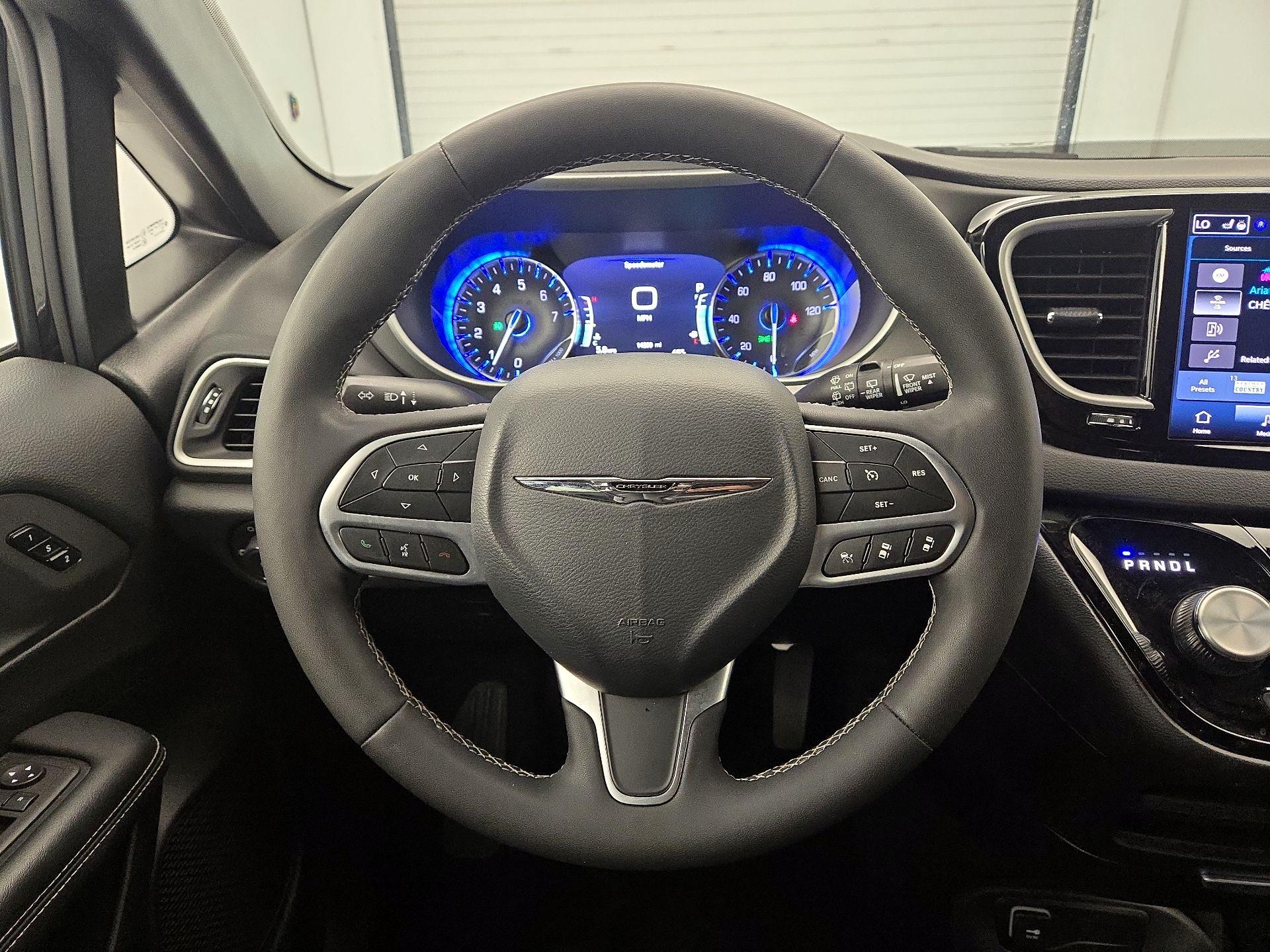 Thumbnail: 2025 Chrysler Pacifica - 10