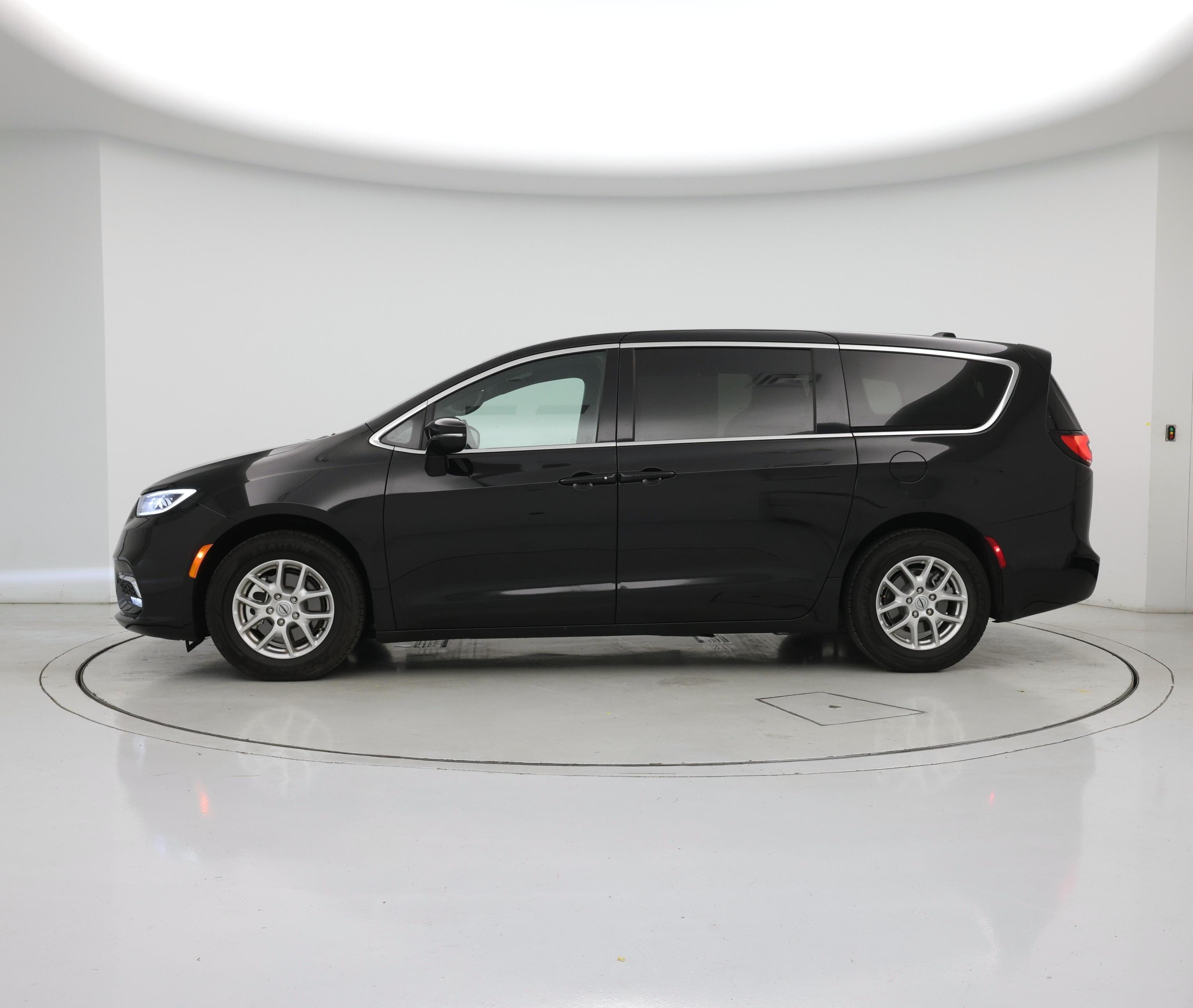 Thumbnail: 2025 Chrysler Pacifica - 3