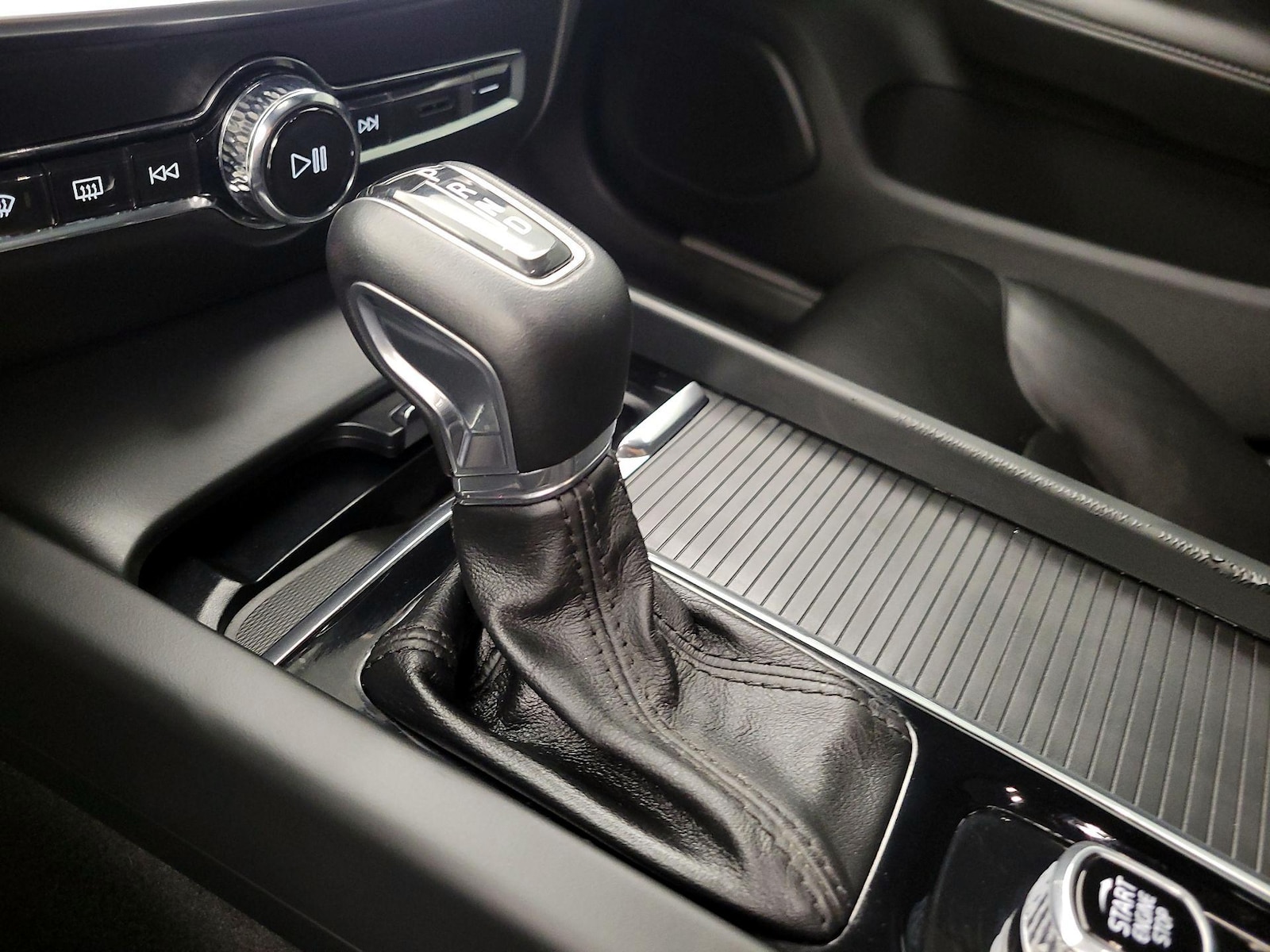 2019 Volvo S60 Momentum - Photo 18
