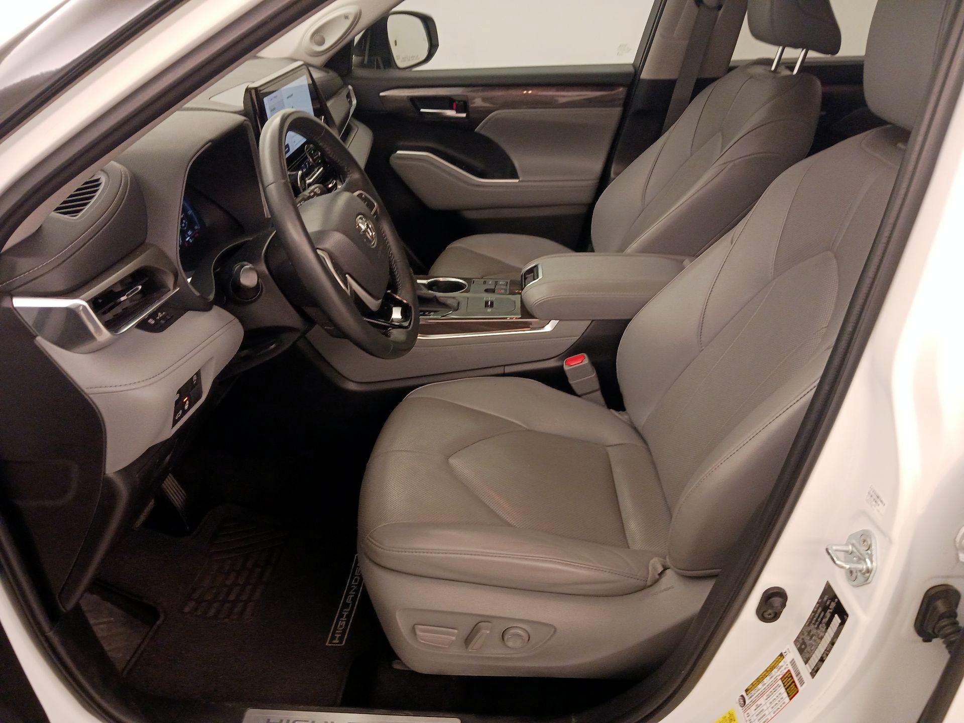 Thumbnail: 2023 Toyota Highlander - 11