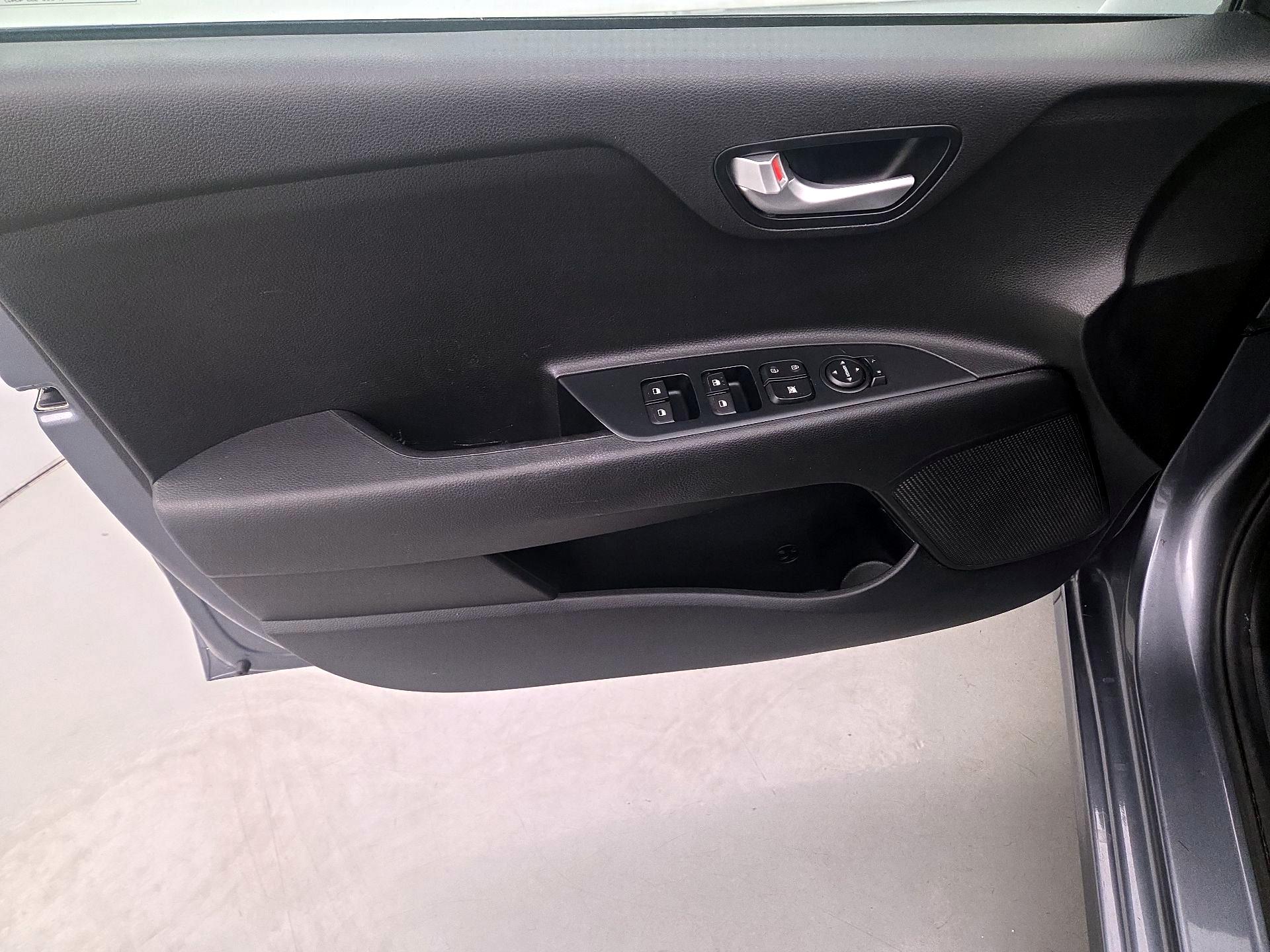 Thumbnail: 2019 Kia Rio - 12