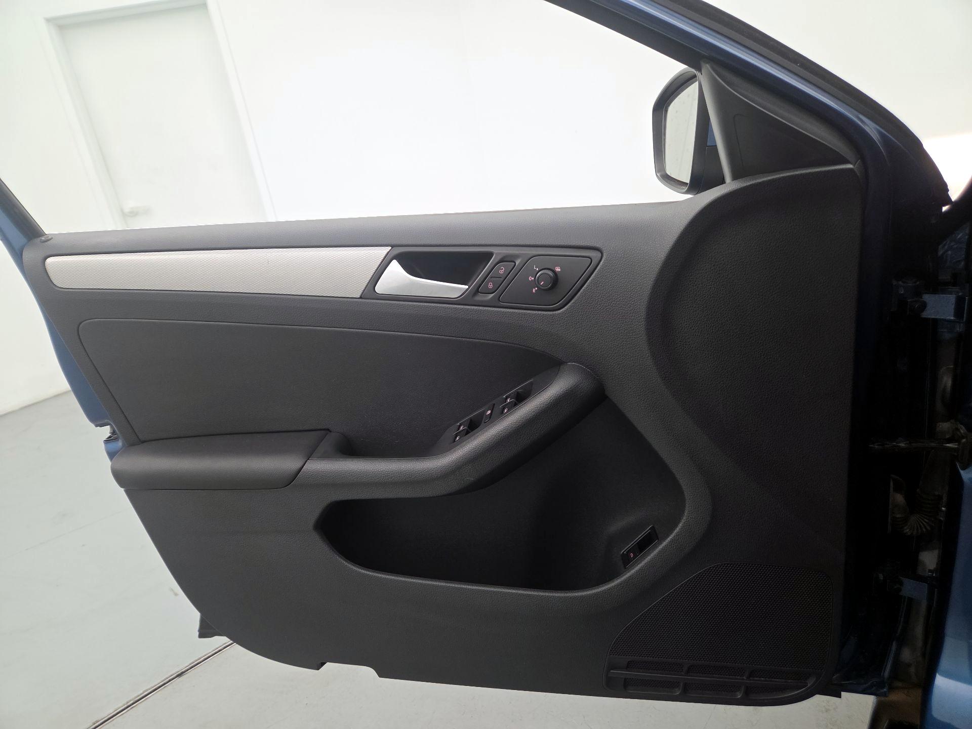 Thumbnail: 2017 Volkswagen Jetta - 12