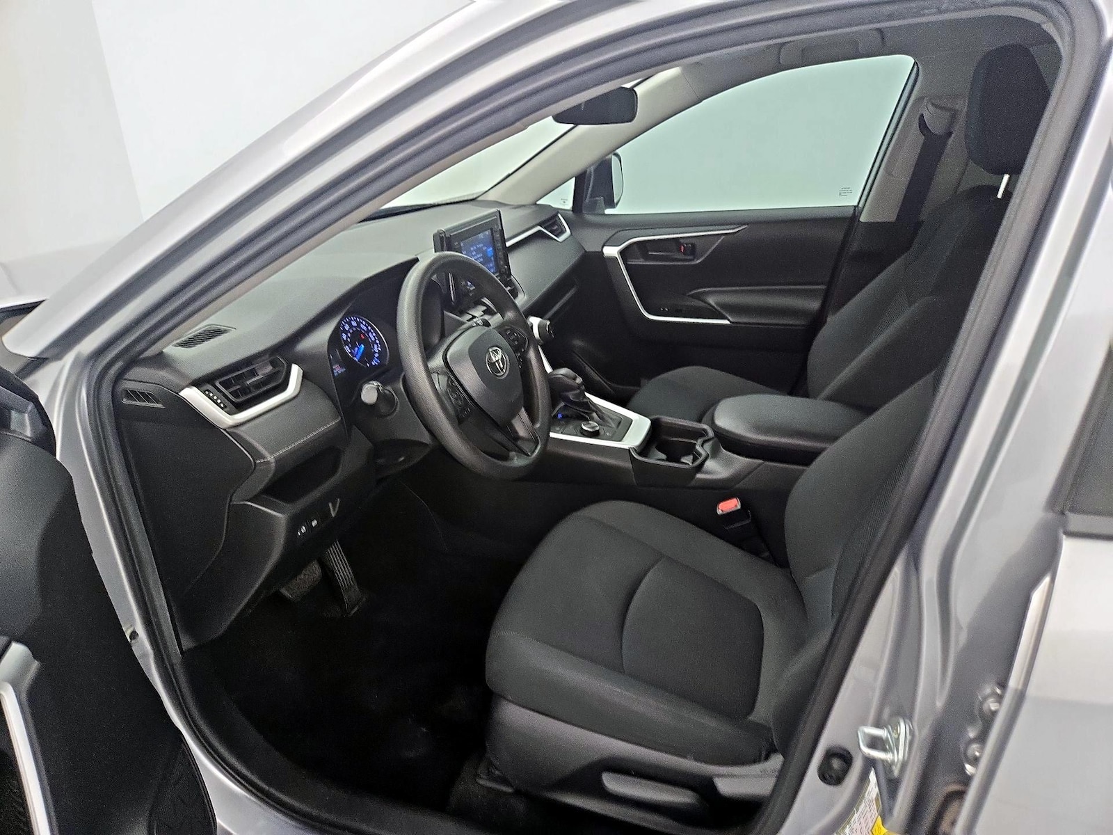 2021 Toyota RAV4 LE - Photo 12
