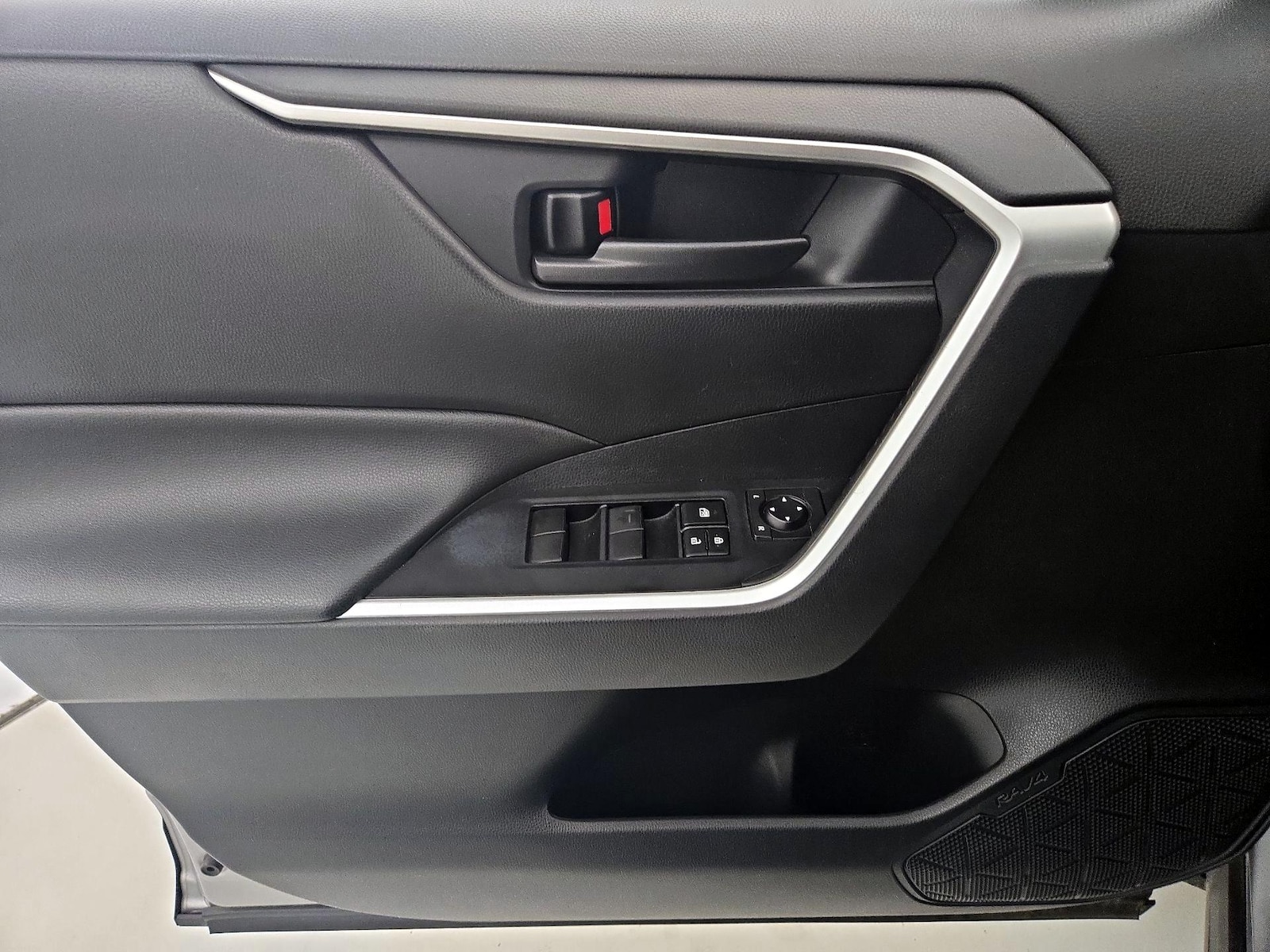 2021 Toyota RAV4 LE - Photo 13