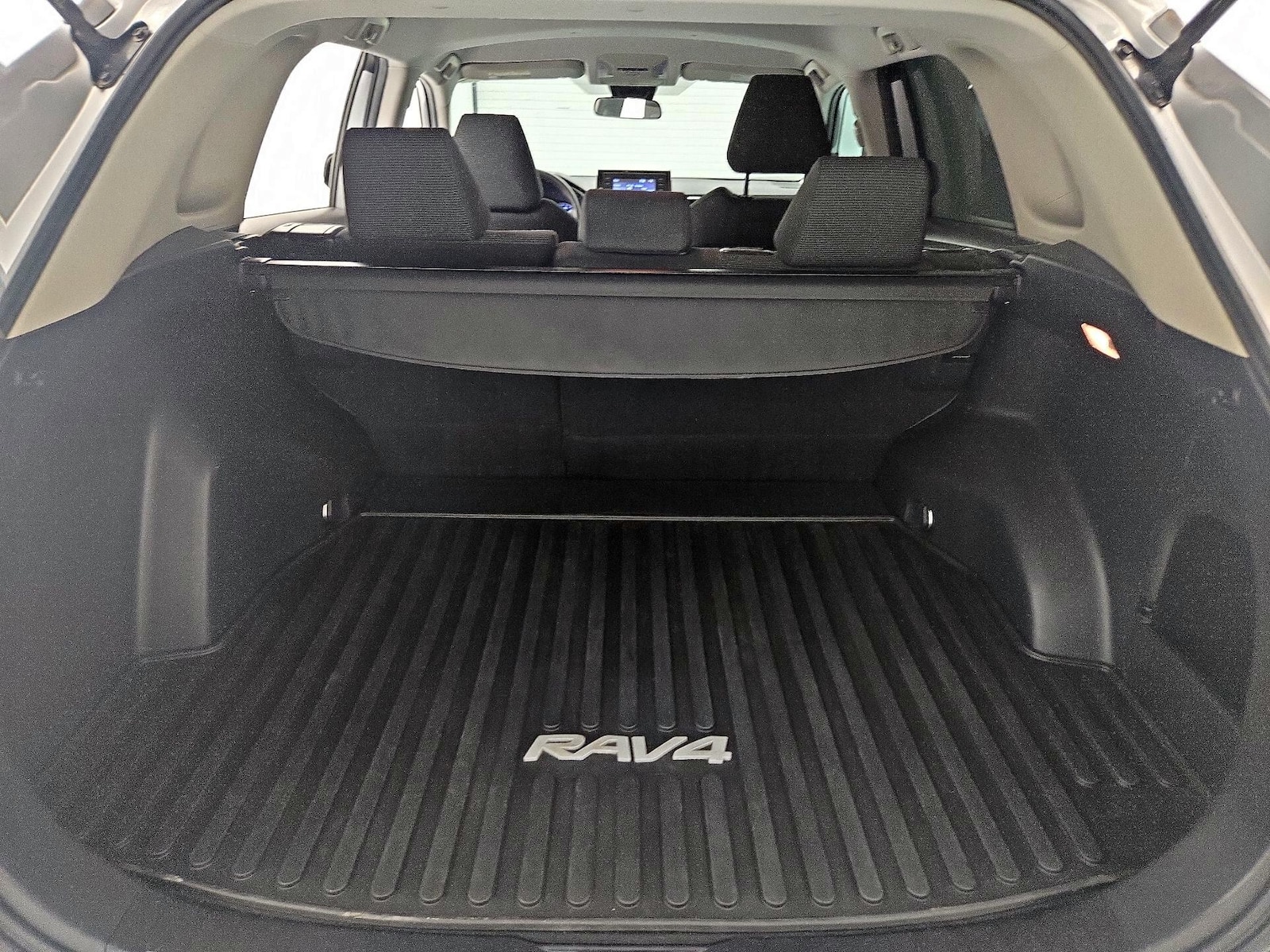 2021 Toyota RAV4 LE - Photo 21