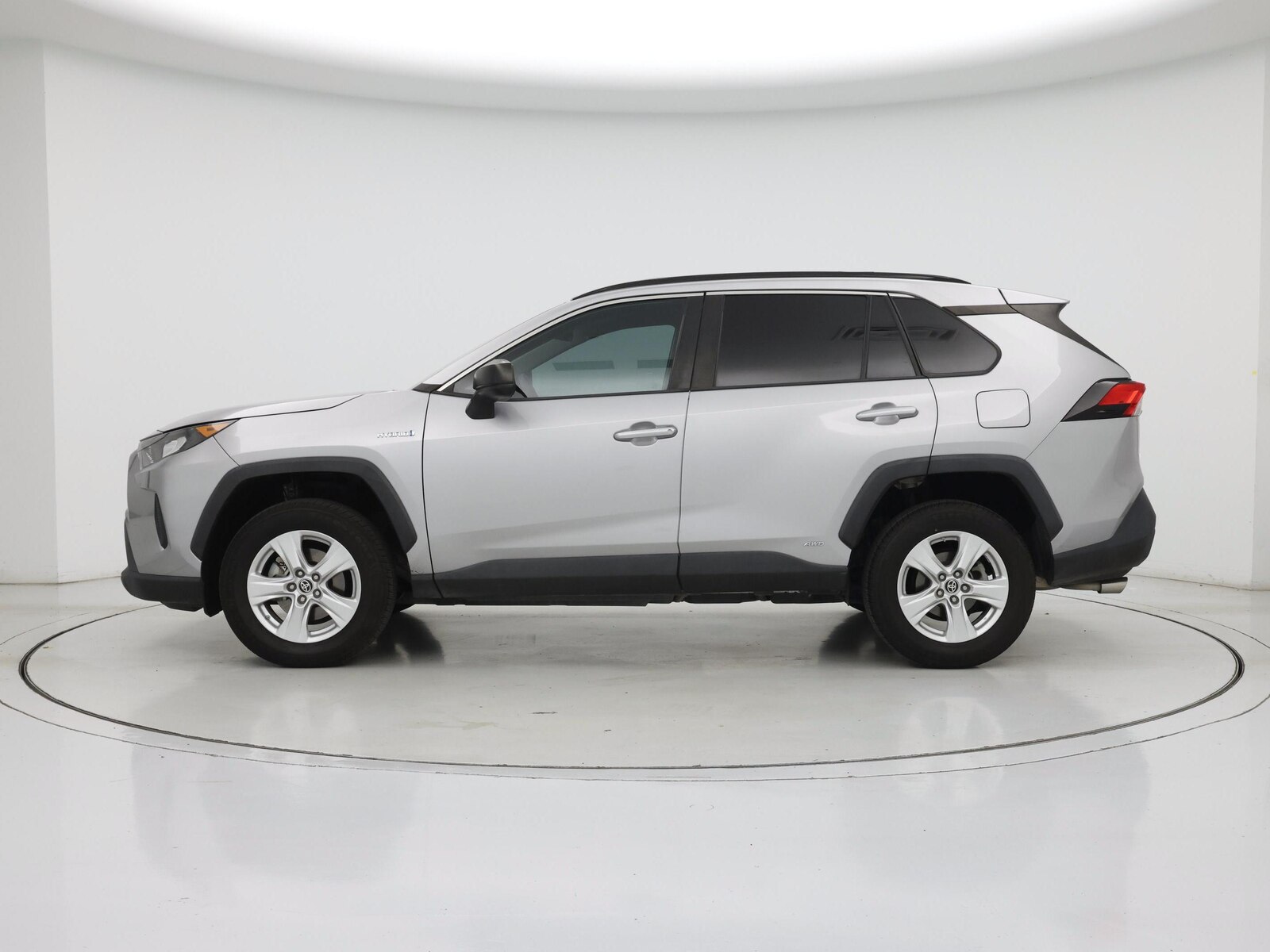 2021 Toyota RAV4 LE - Photo 4
