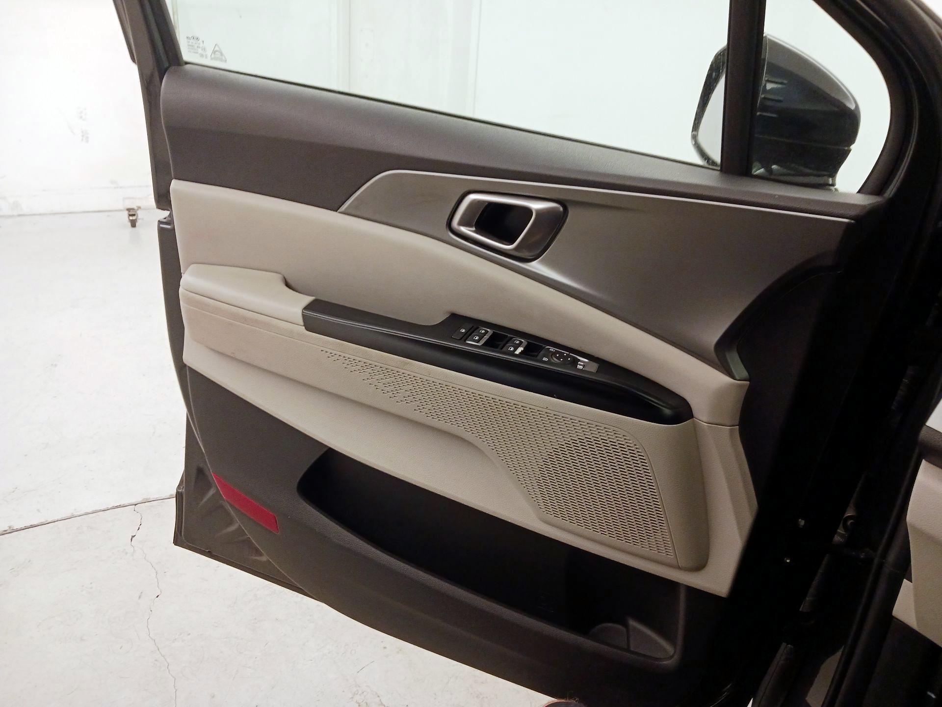 Thumbnail: 2022 Kia Carnival - 12