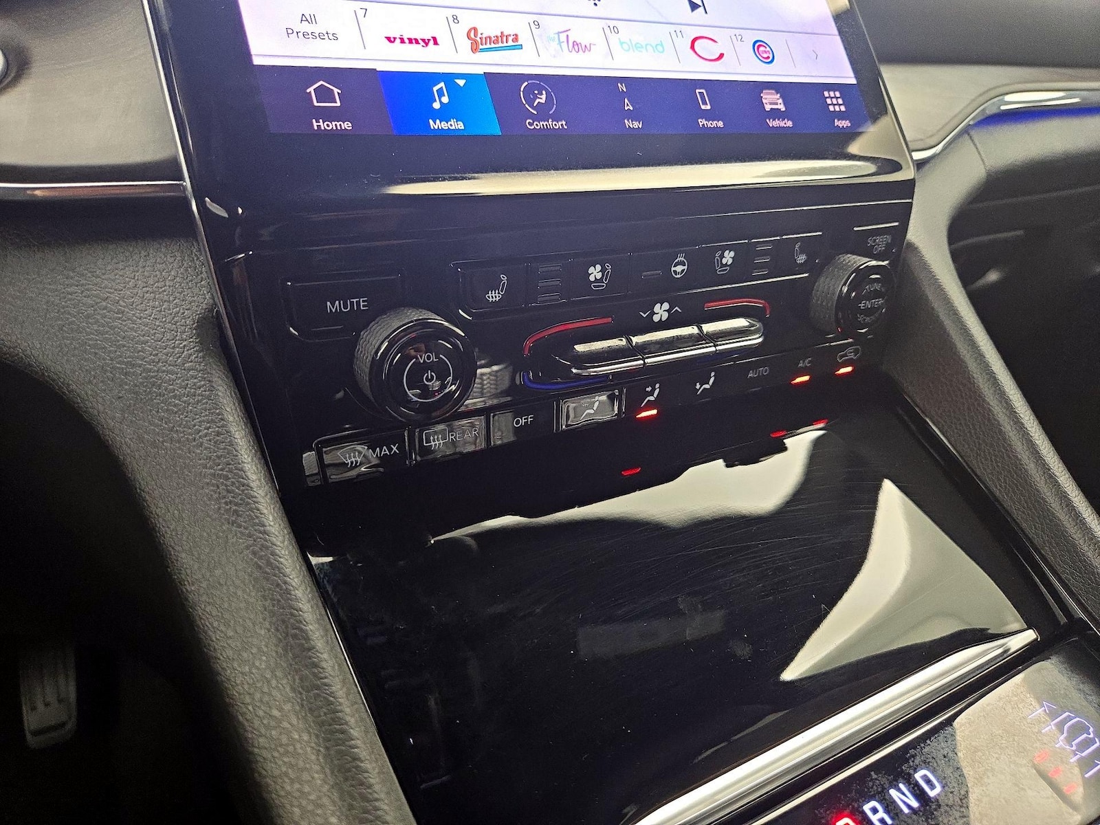 2023 Jeep Grand Cherokee Overland - Photo 18