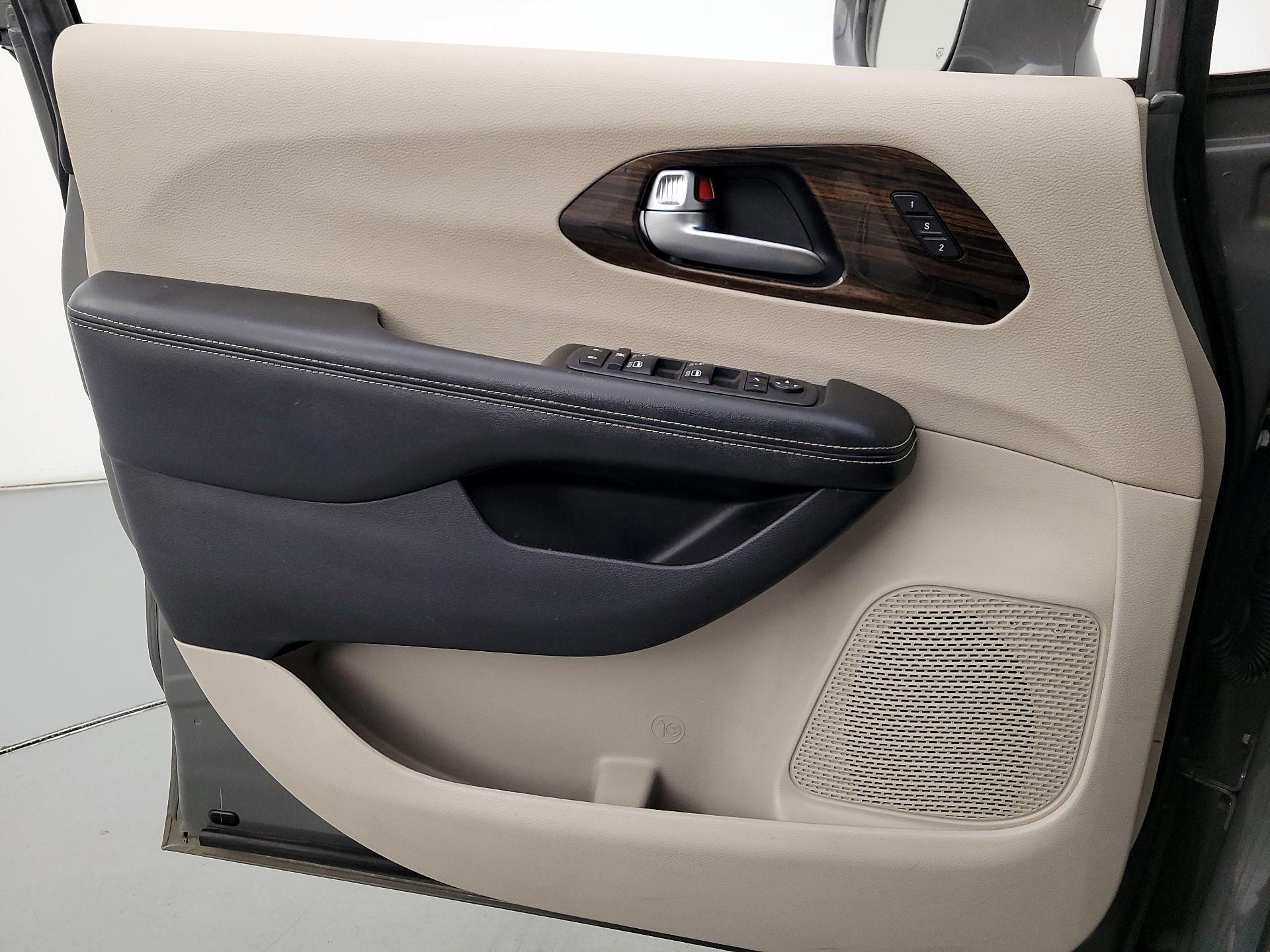 Thumbnail: 2021 Chrysler Pacifica - 12
