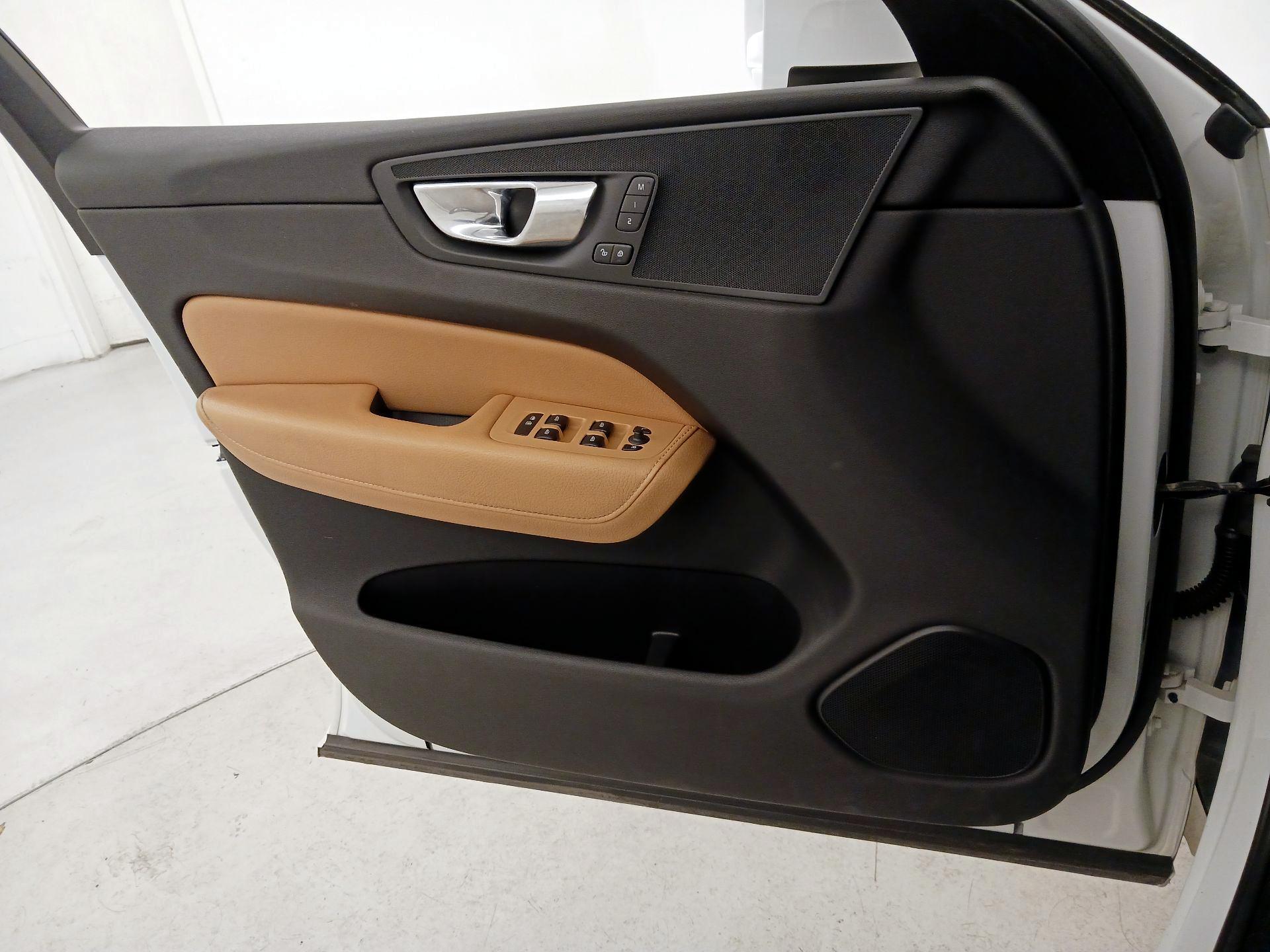 Thumbnail: 2020 Volvo XC60 - 12