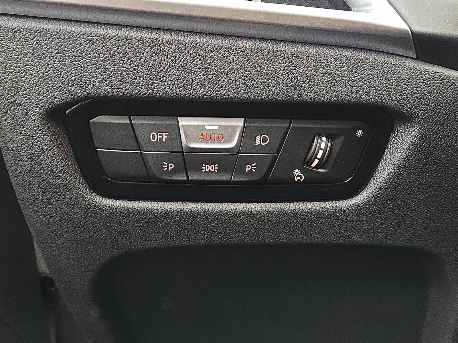 2025 BMW 3 Series 330i - Photo 14