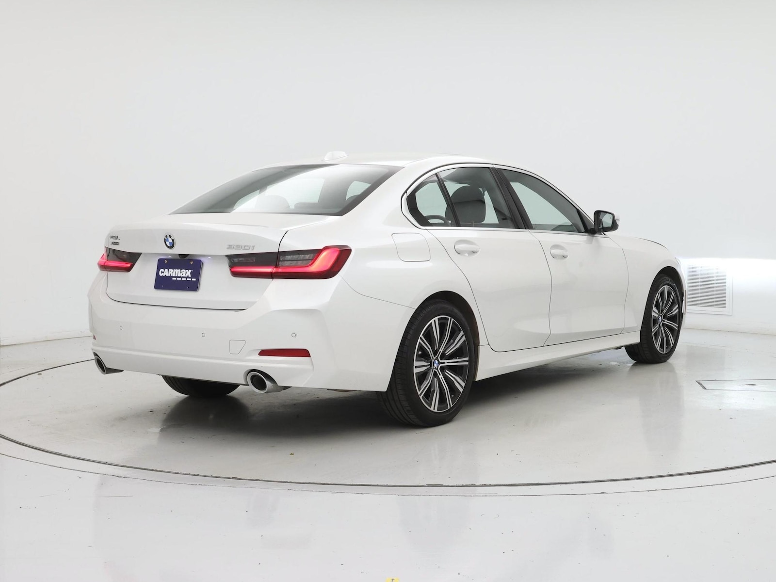 2025 BMW 3 Series 330i - Photo 9