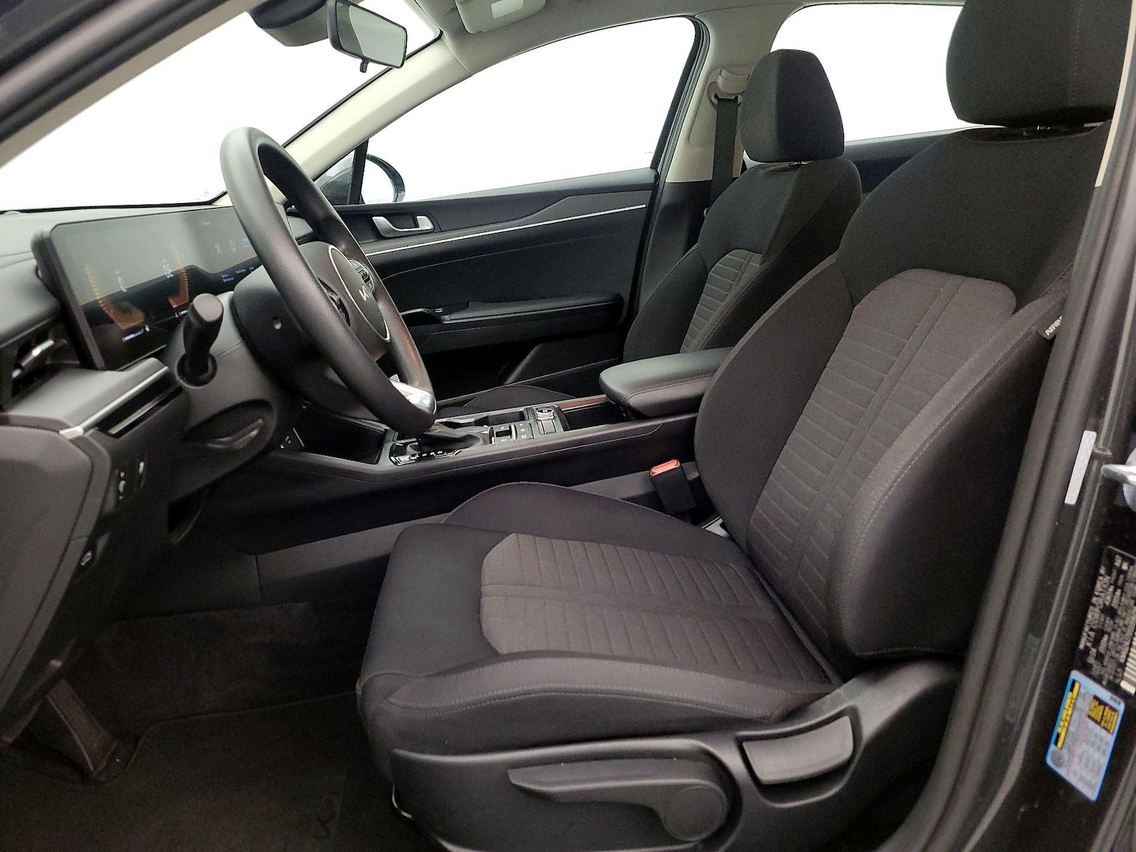 2025 Kia K5 LXS - Photo 12