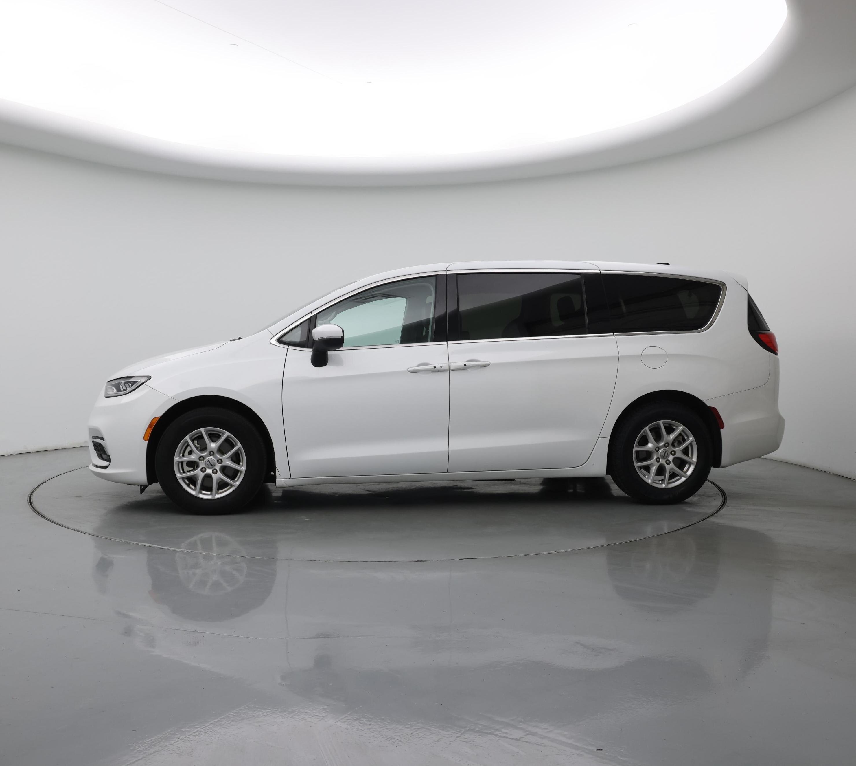 Thumbnail: 2023 Chrysler Pacifica - 3