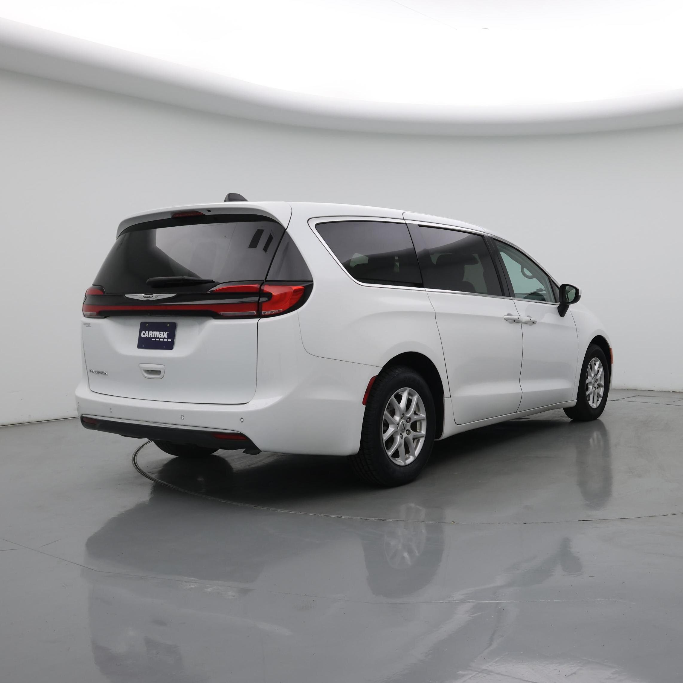 Thumbnail: 2023 Chrysler Pacifica - 8