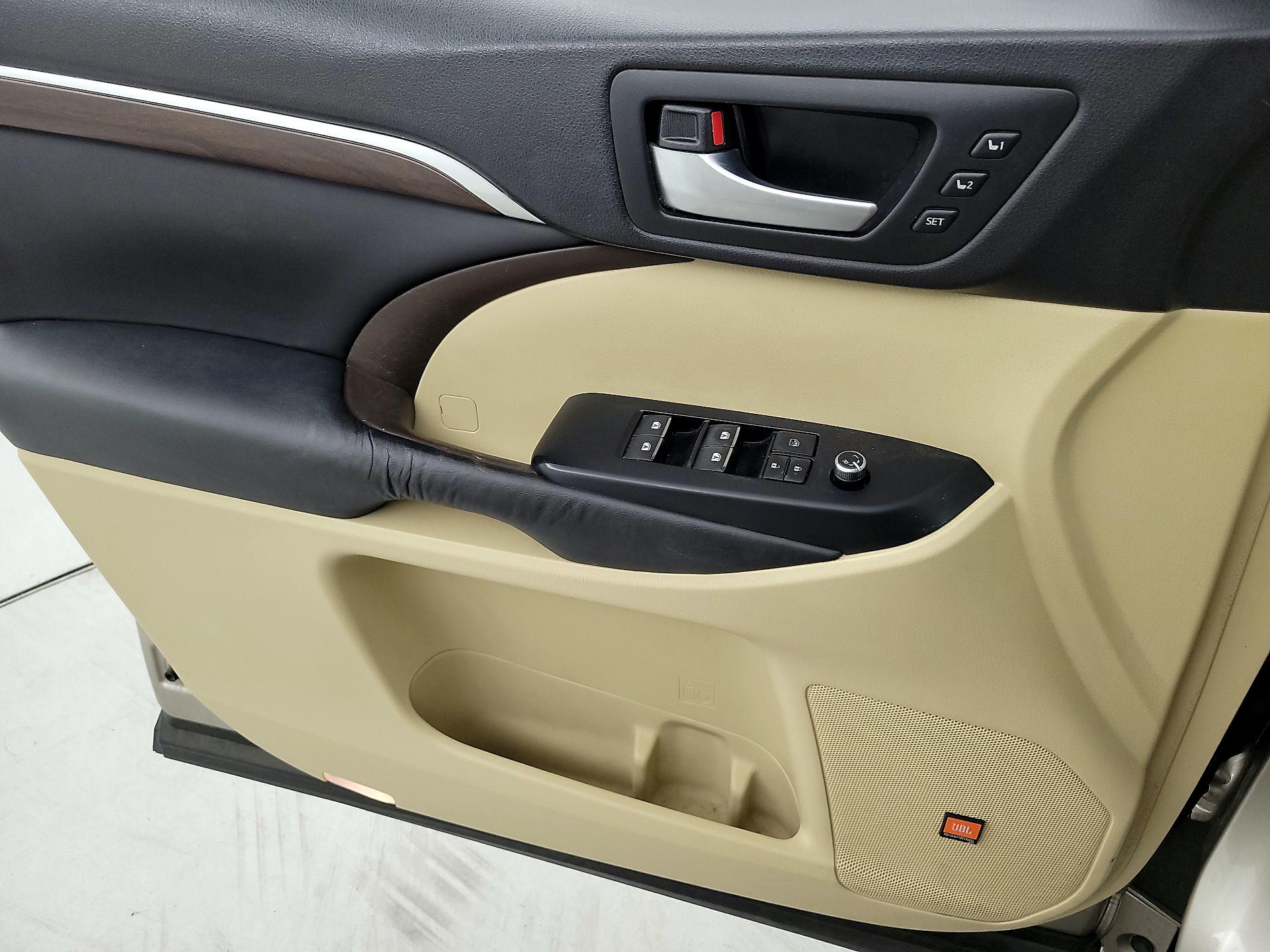 Thumbnail: 2016 Toyota Highlander - 12