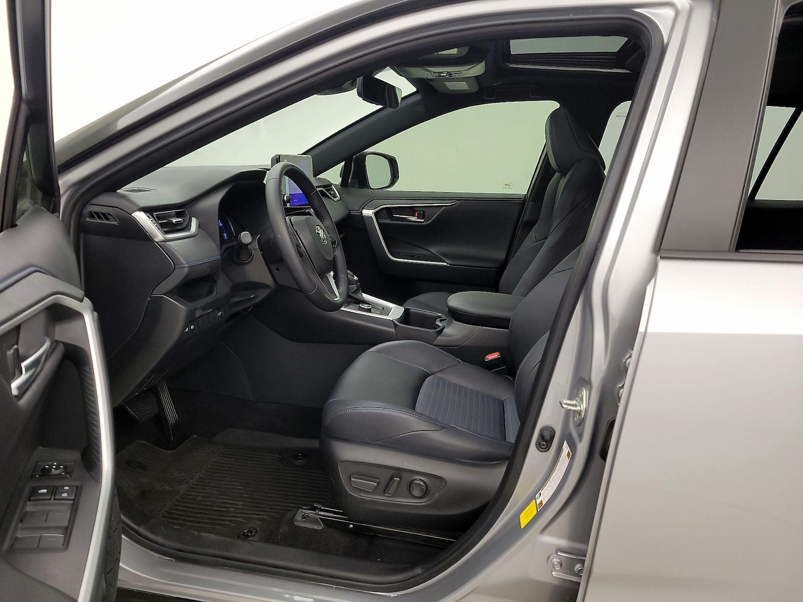 2025 Toyota RAV4 XSE - Photo 12