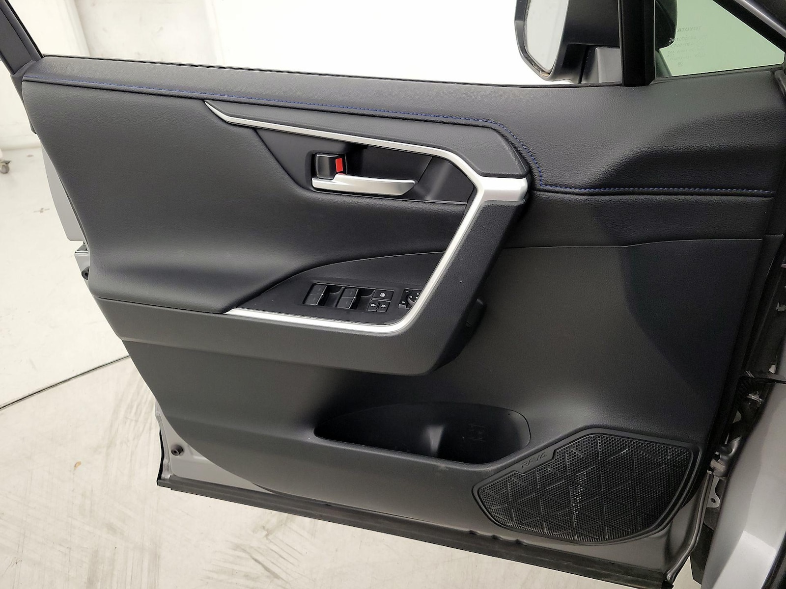 2025 Toyota RAV4 XSE - Photo 13