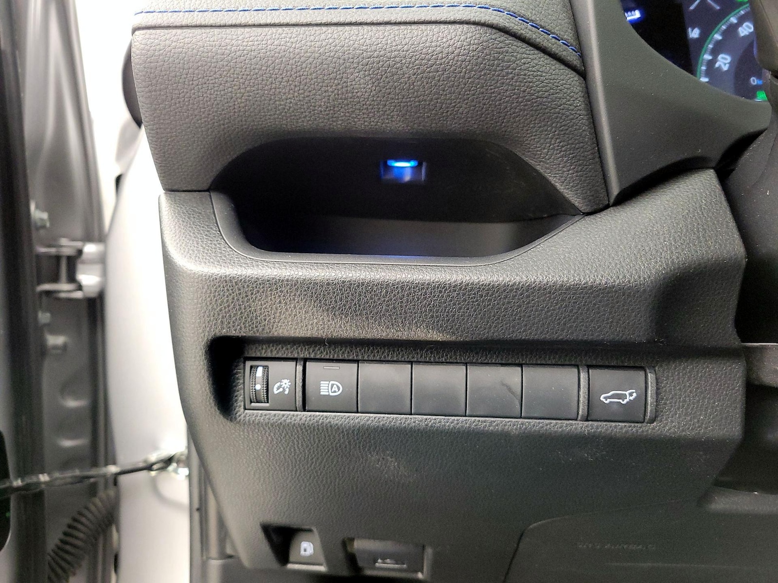 2025 Toyota RAV4 XSE - Photo 14