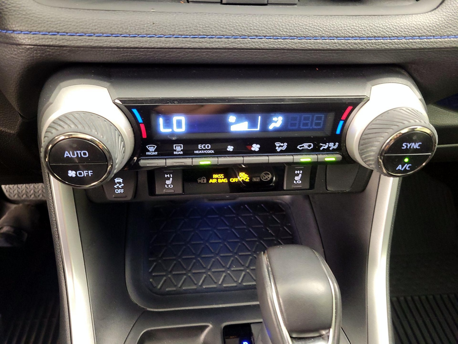 2025 Toyota RAV4 XSE - Photo 17