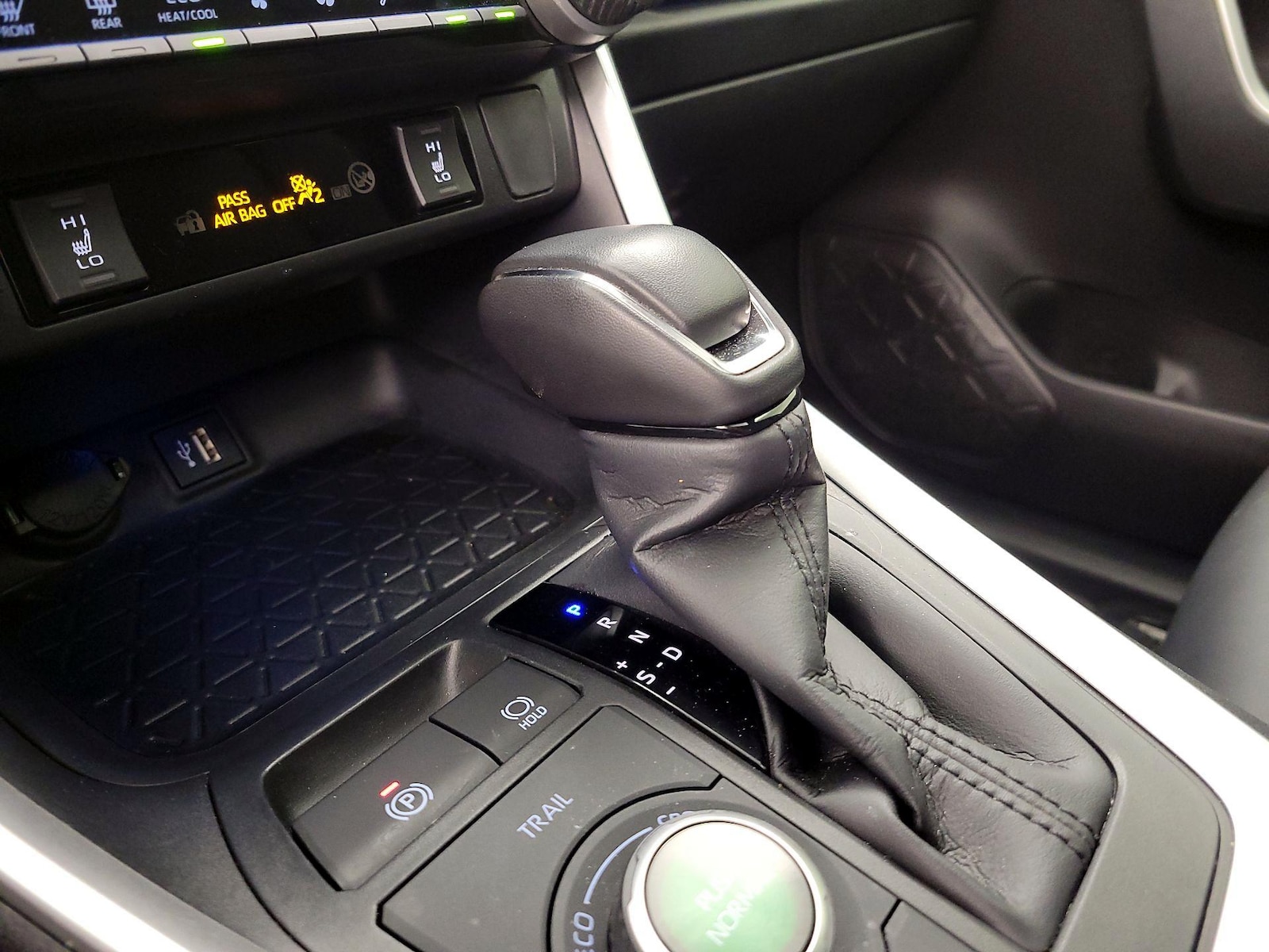2025 Toyota RAV4 XSE - Photo 18