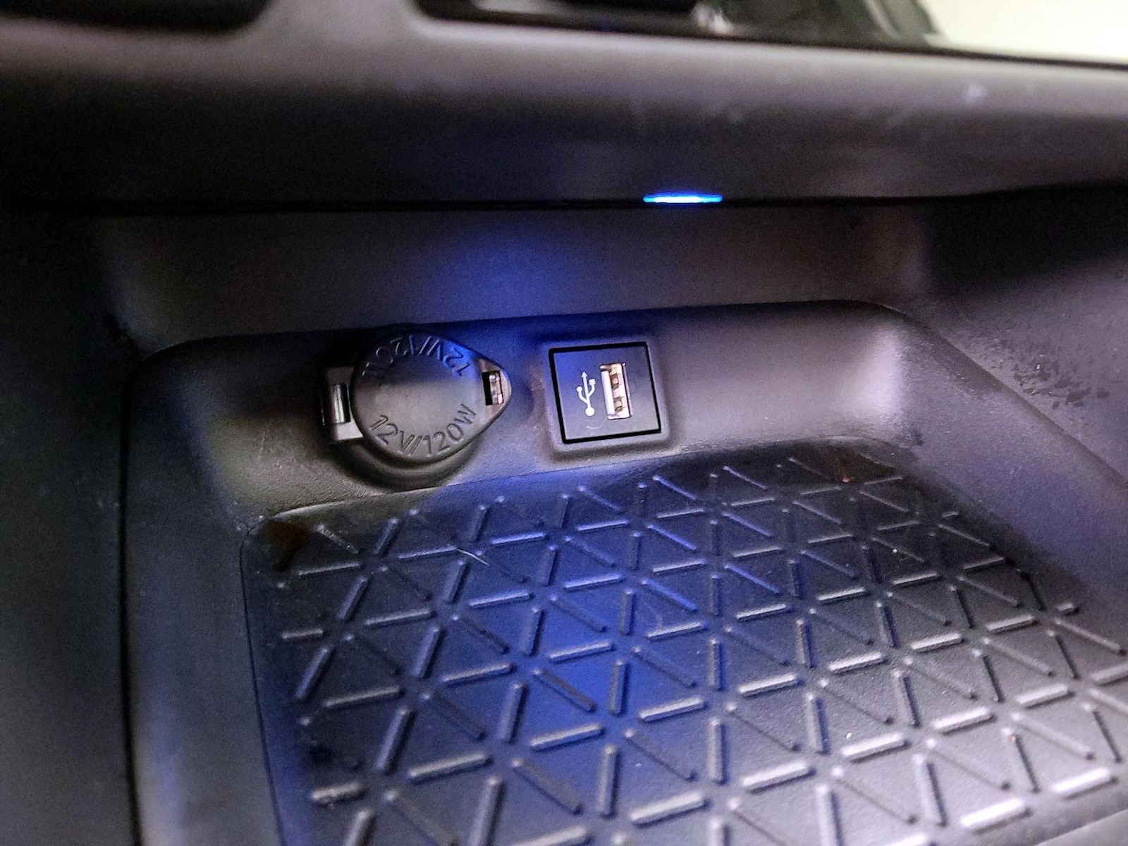 2025 Toyota RAV4 XSE - Photo 19