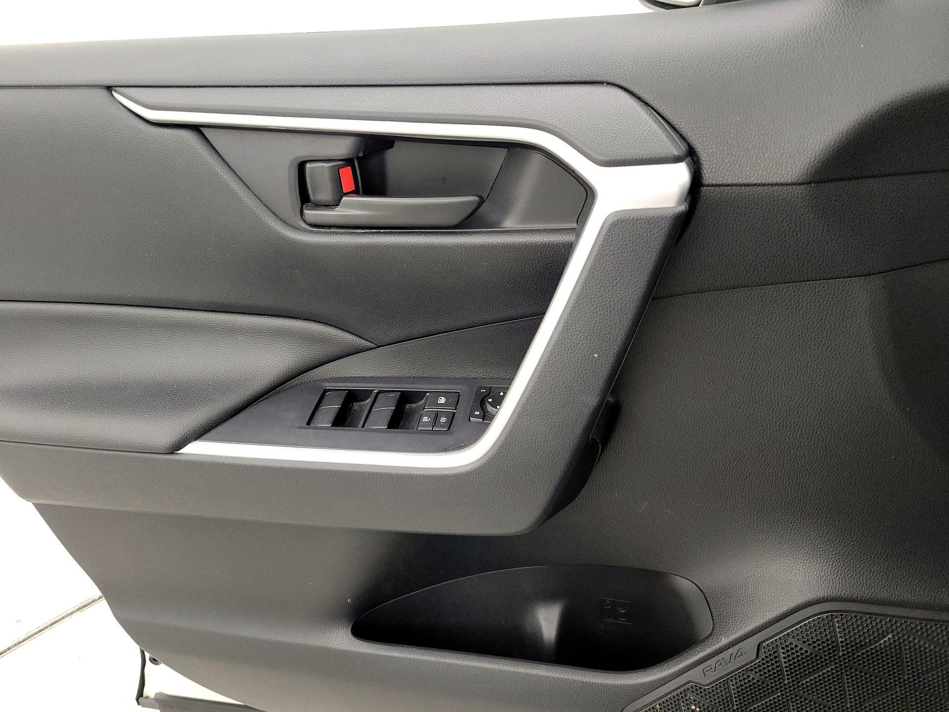 Thumbnail: 2019 Toyota RAV4 - 12