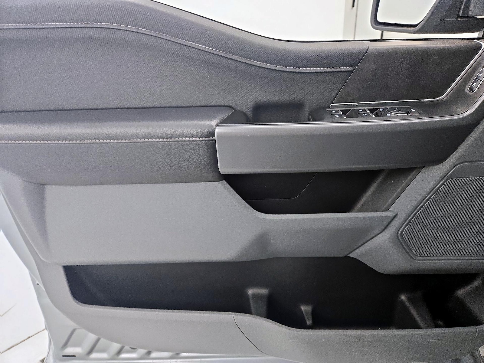 2025 Ford F-150 XLT - Photo 13