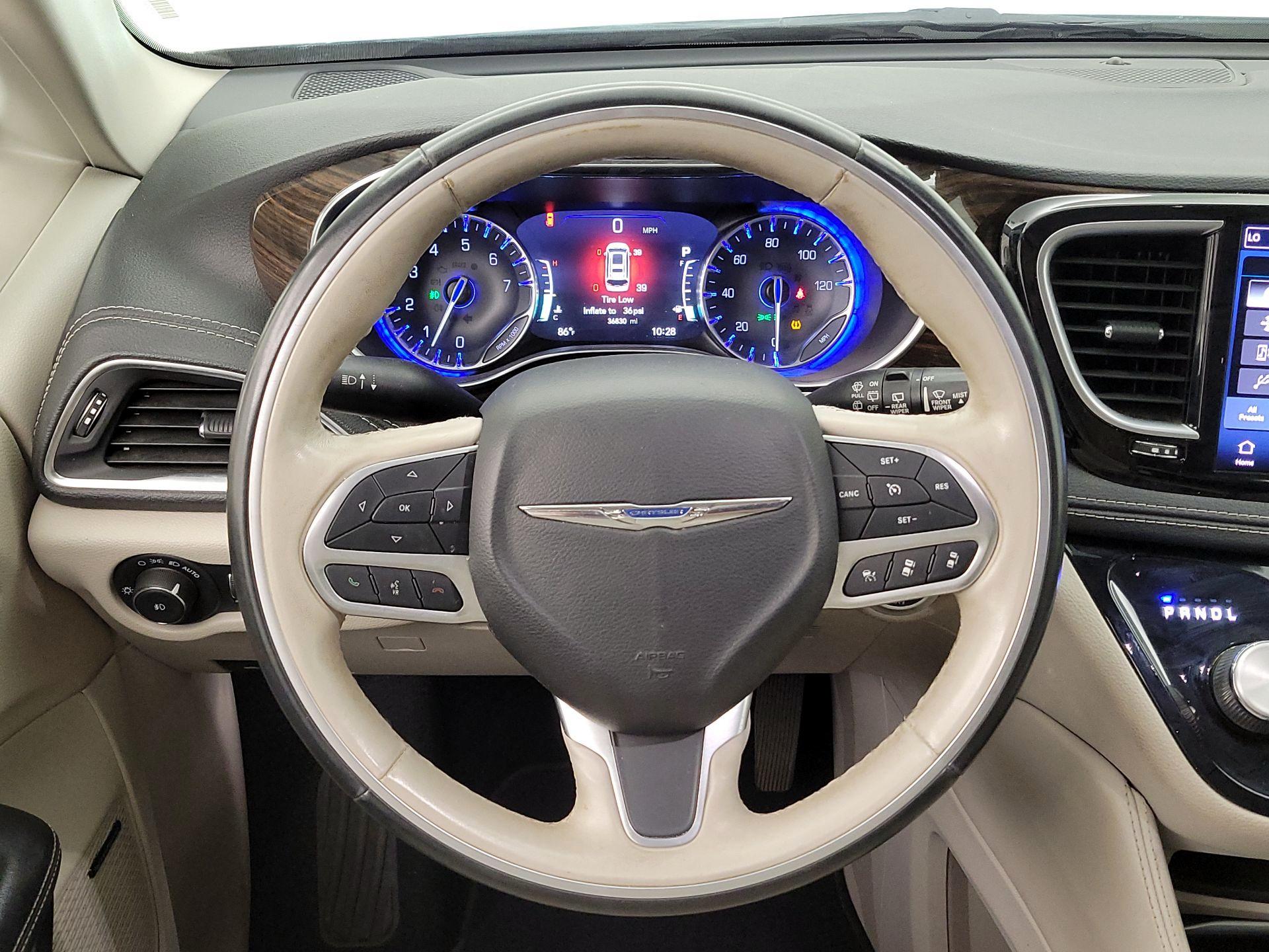 Thumbnail: 2021 Chrysler Pacifica - 10
