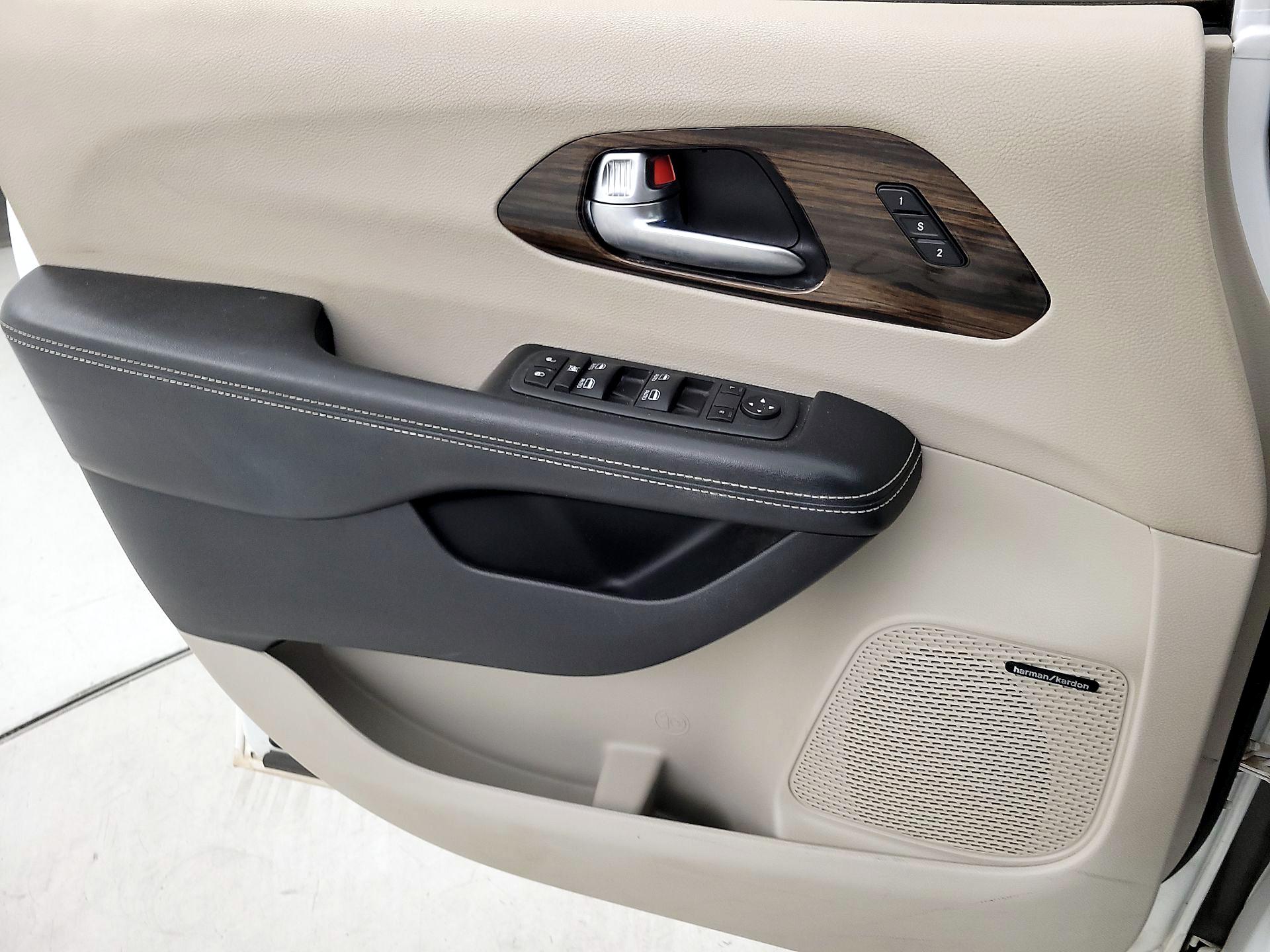 Thumbnail: 2021 Chrysler Pacifica - 12