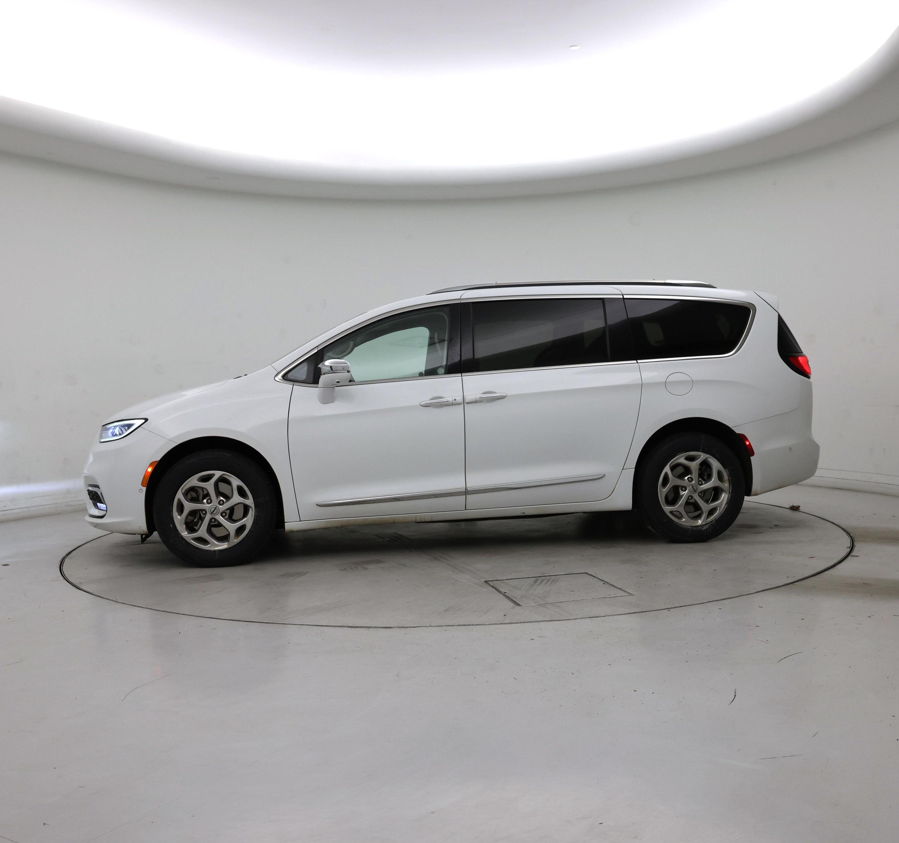 Thumbnail: 2021 Chrysler Pacifica - 3