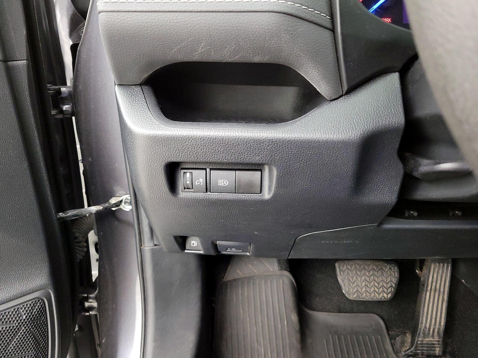 2024 Toyota RAV4 LE - Photo 14