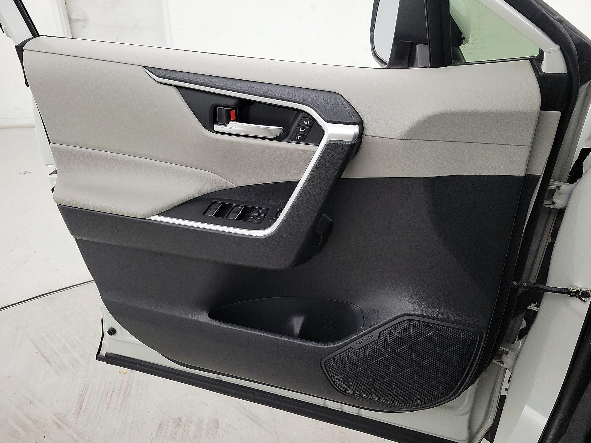 Thumbnail: 2022 Toyota RAV4 - 12