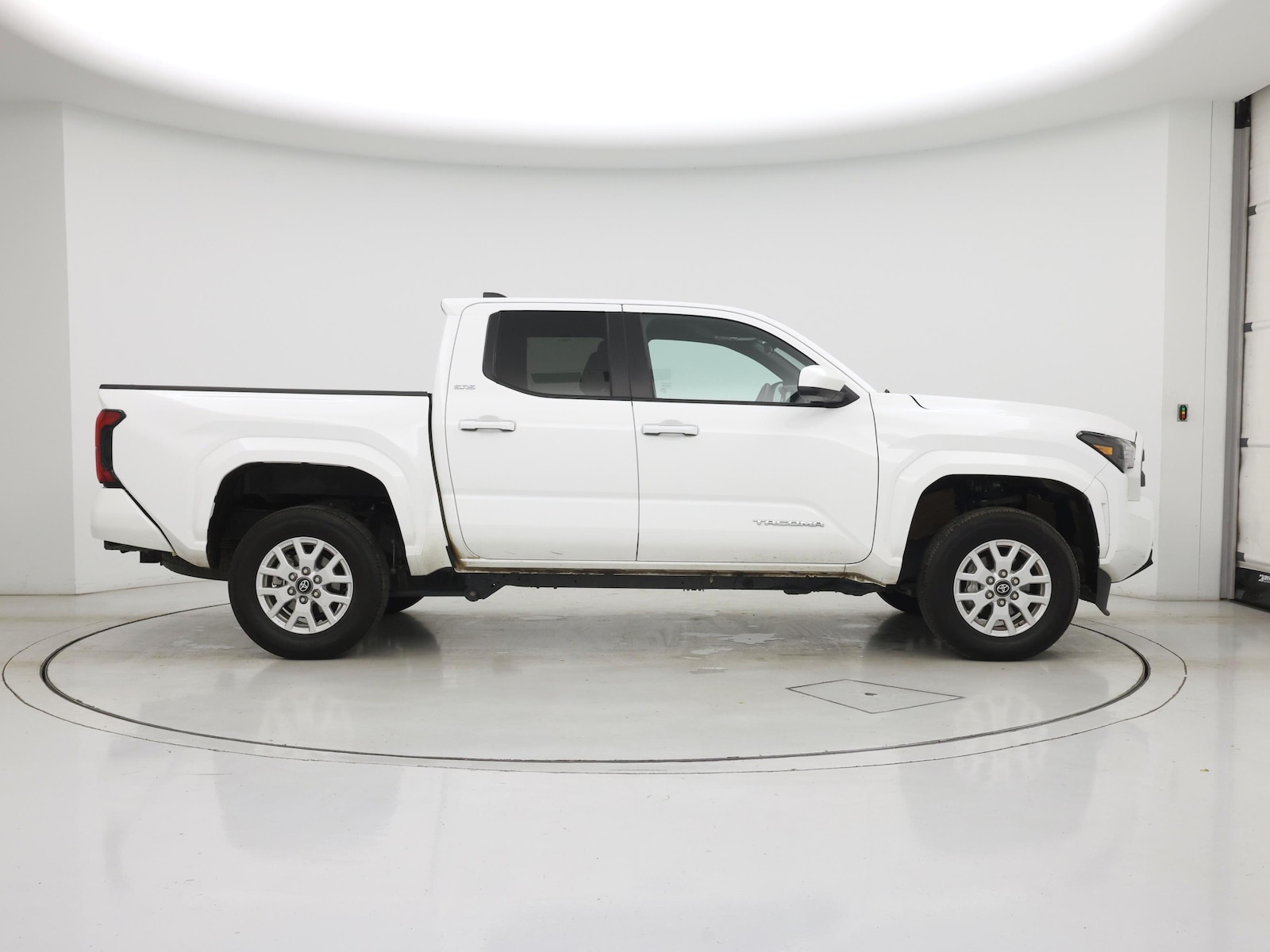 2025 Toyota Tacoma SR5 - Photo 8