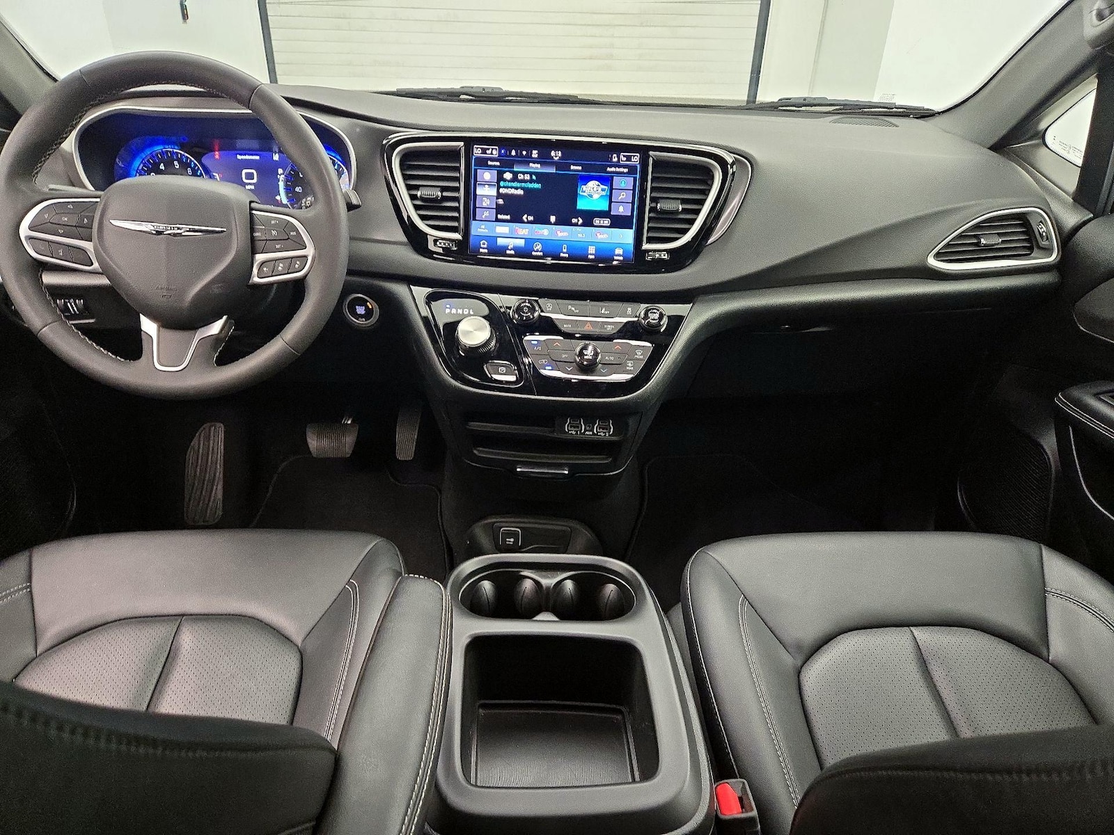 2025 Chrysler Pacifica Select - Photo 10