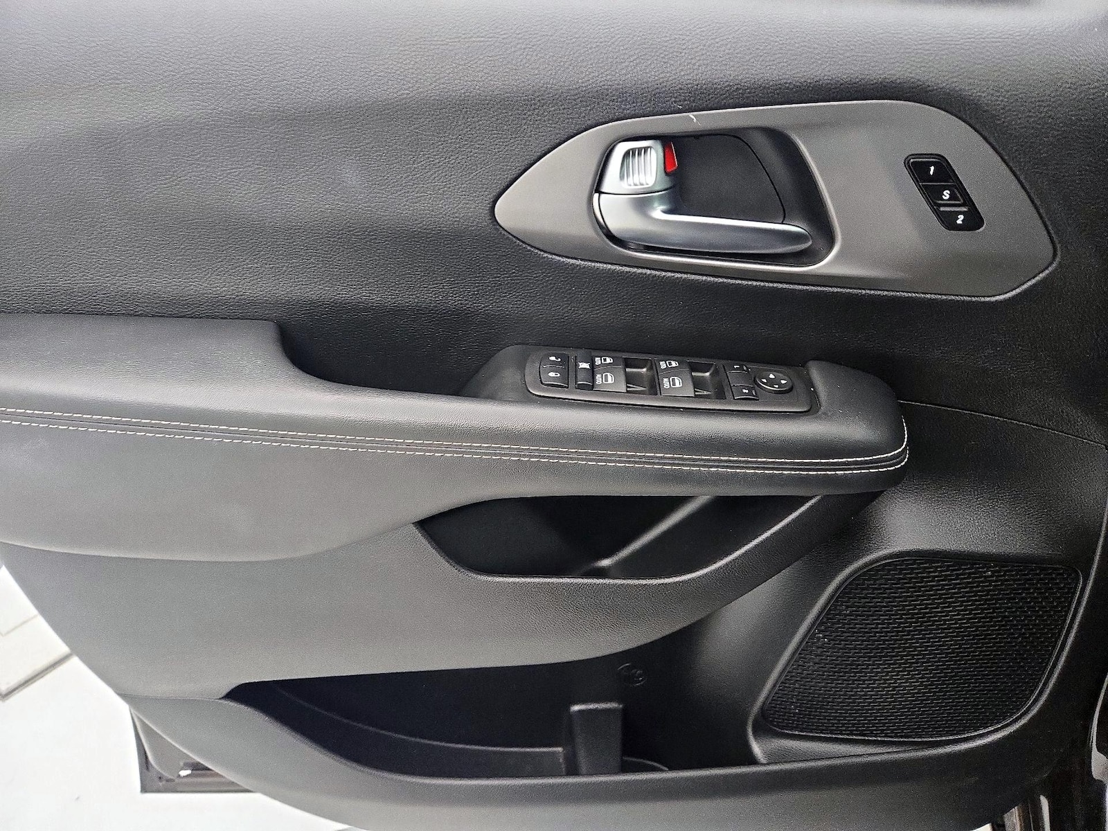 2025 Chrysler Pacifica Select - Photo 13