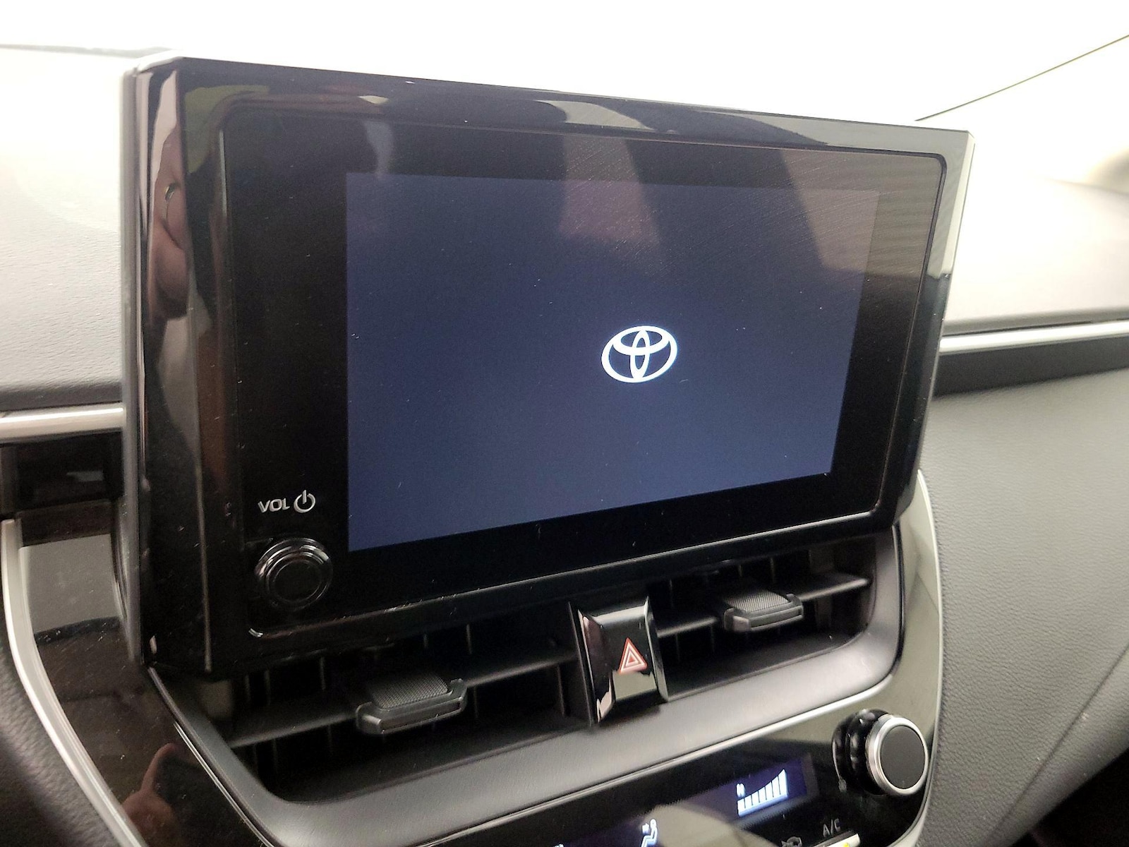 2024 Toyota Corolla LE - Photo 14