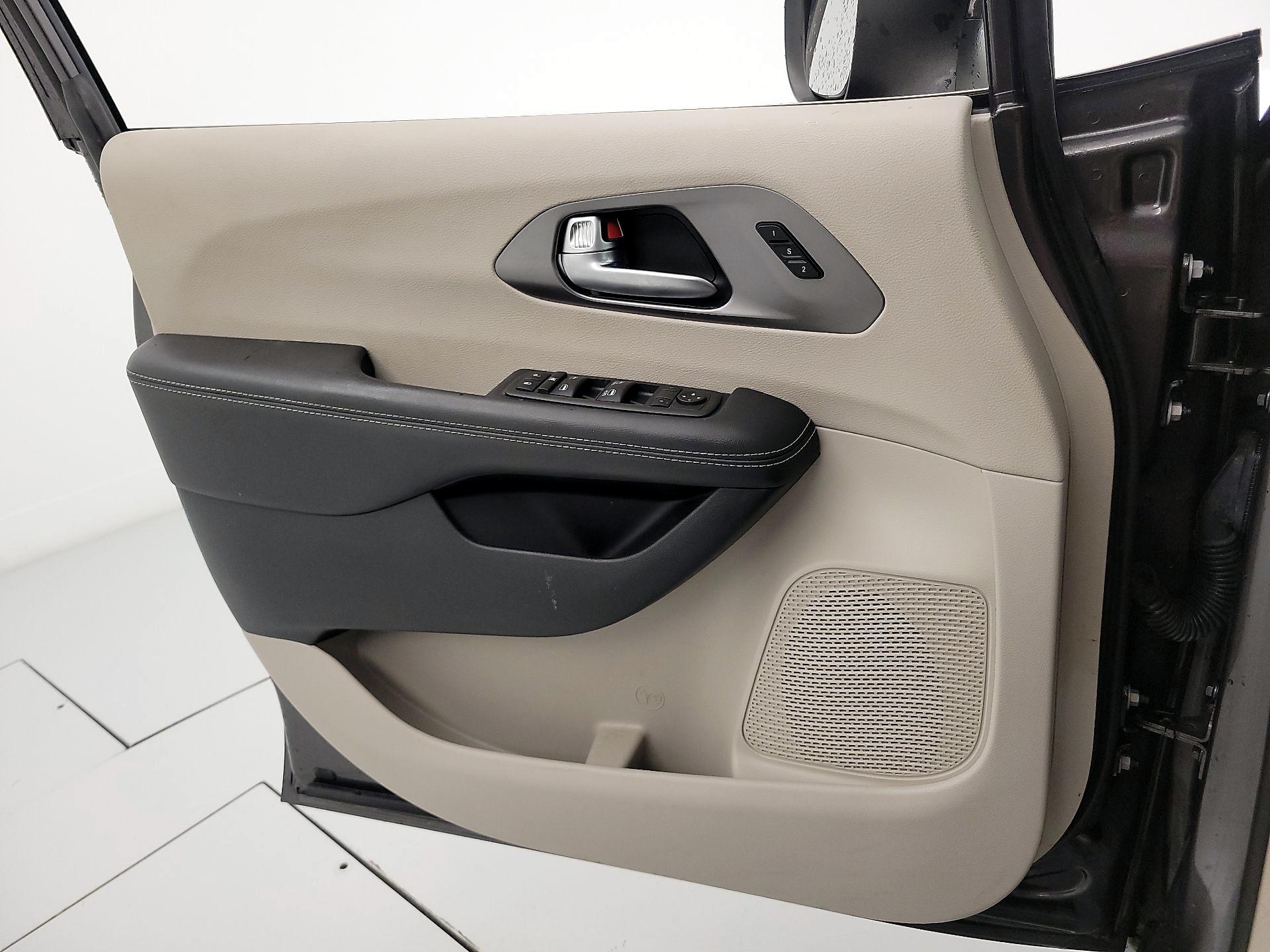 Thumbnail: 2023 Chrysler Pacifica - 12