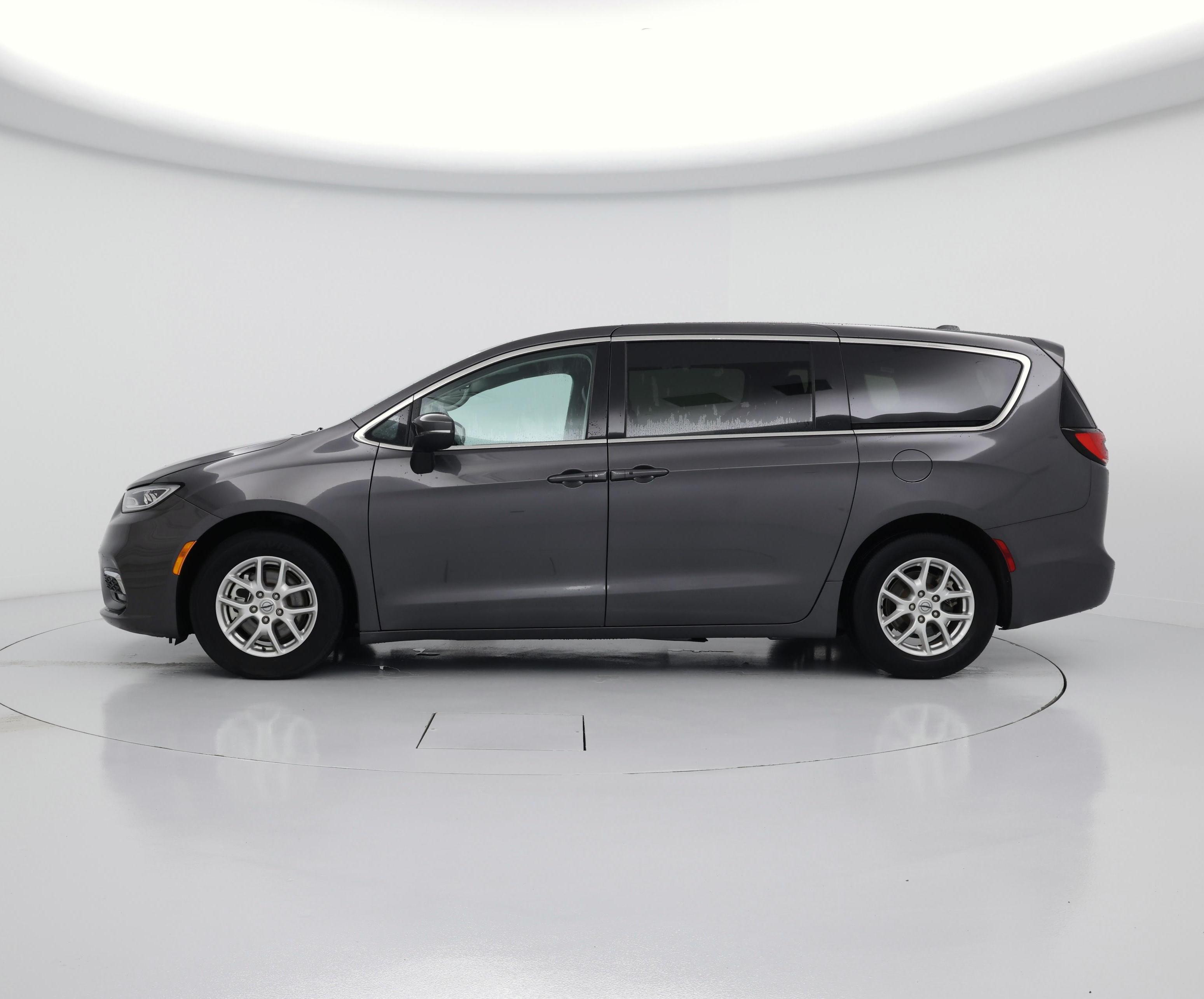 Thumbnail: 2023 Chrysler Pacifica - 3