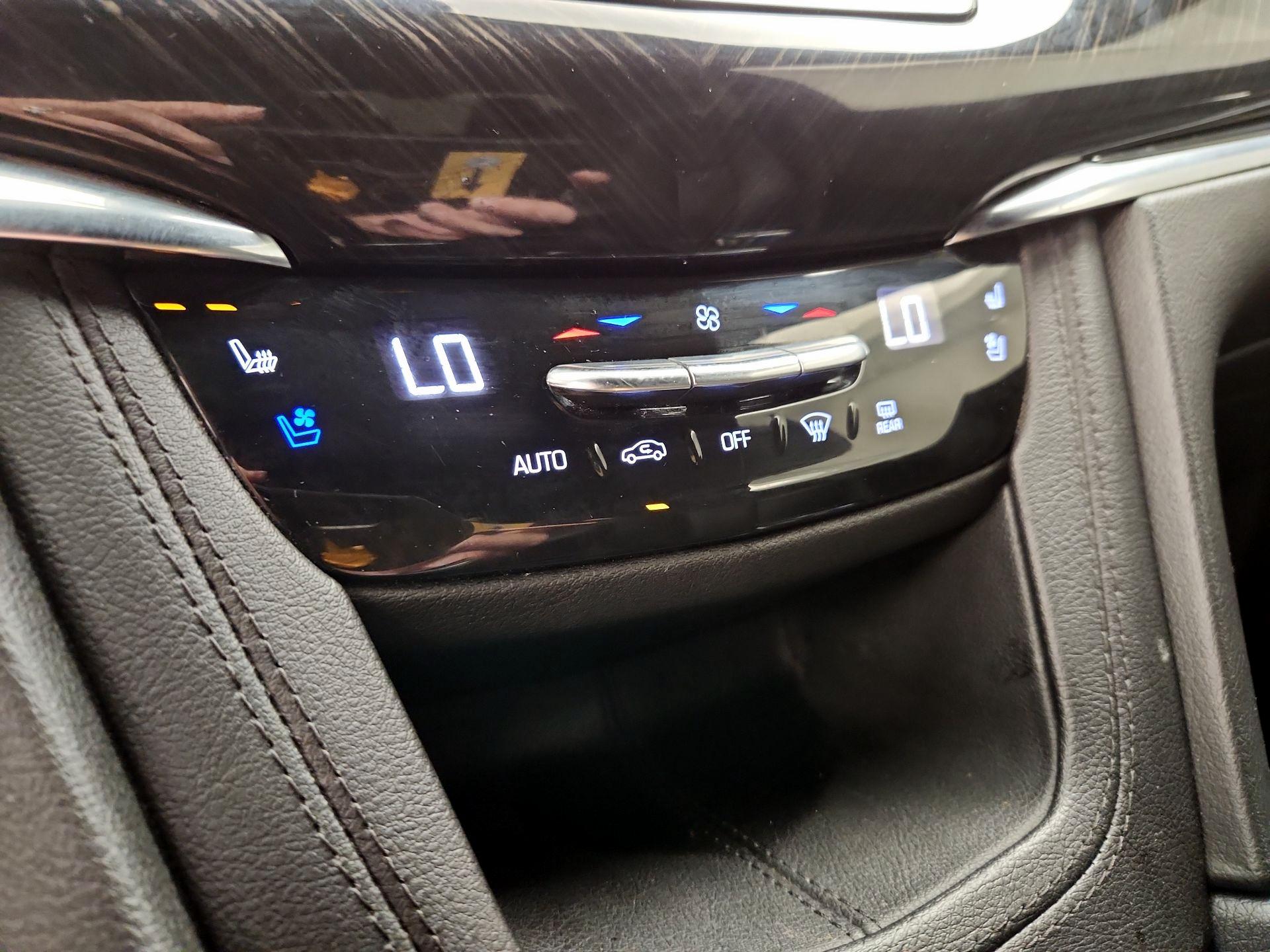Thumbnail: 2022 Cadillac XT6 - 16