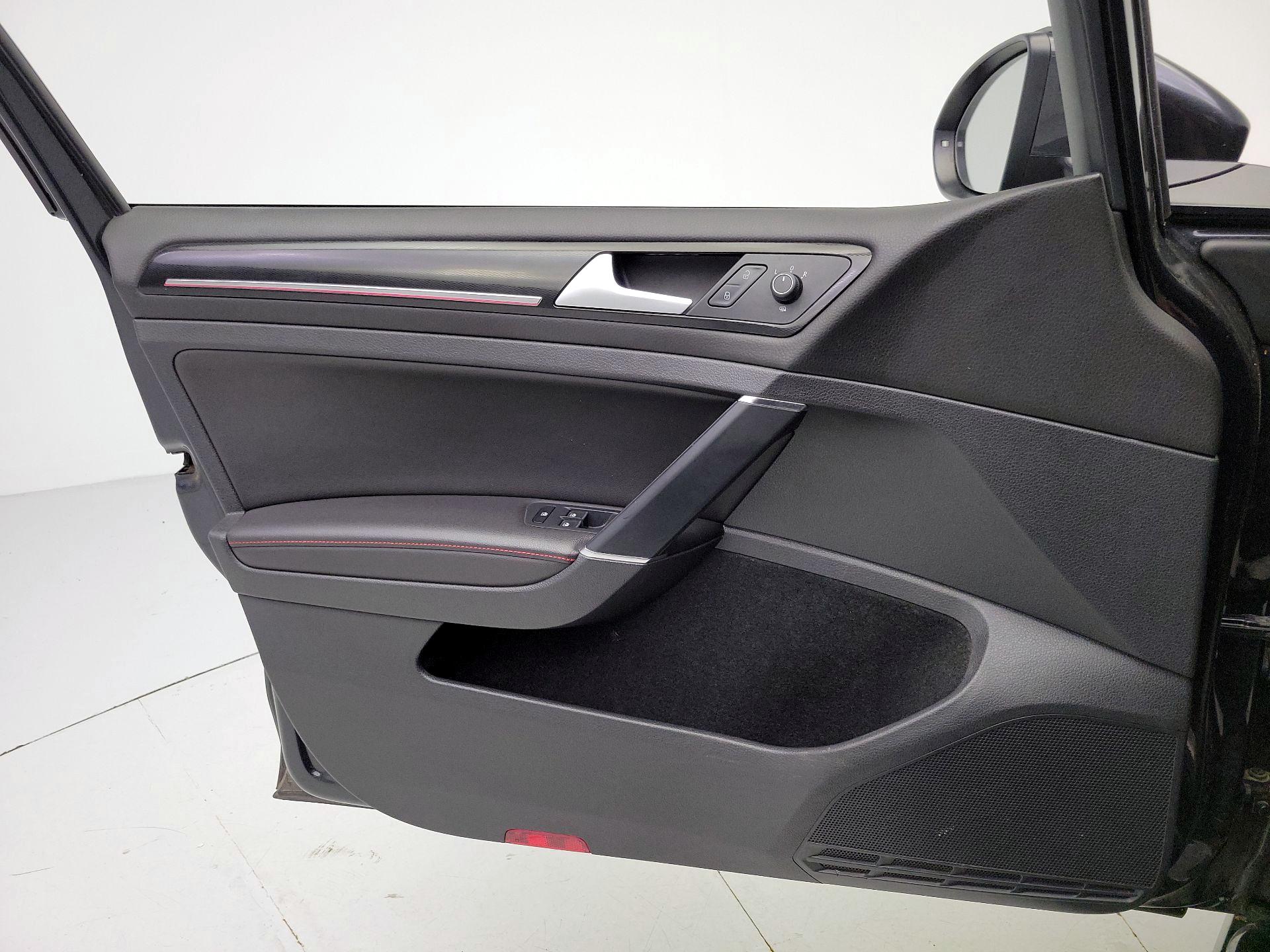 Thumbnail: 2016 Volkswagen Golf - 12