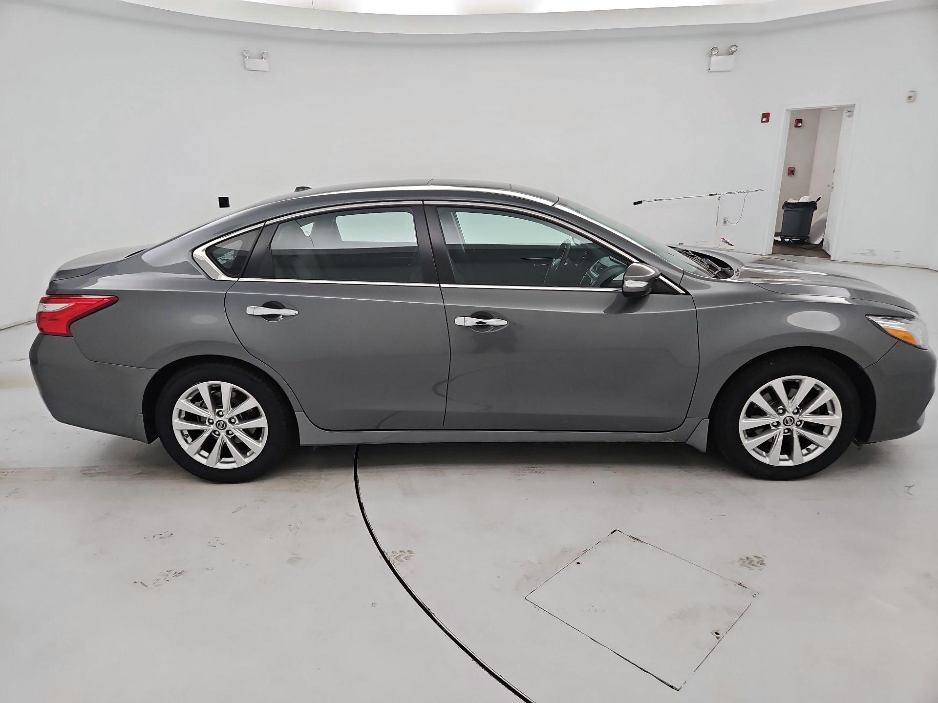 Thumbnail: 2017 Nissan Altima - 4